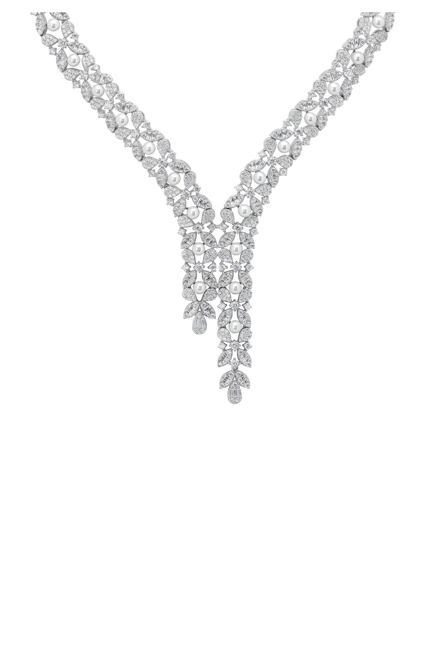 Floral diamond necklace with pearls.