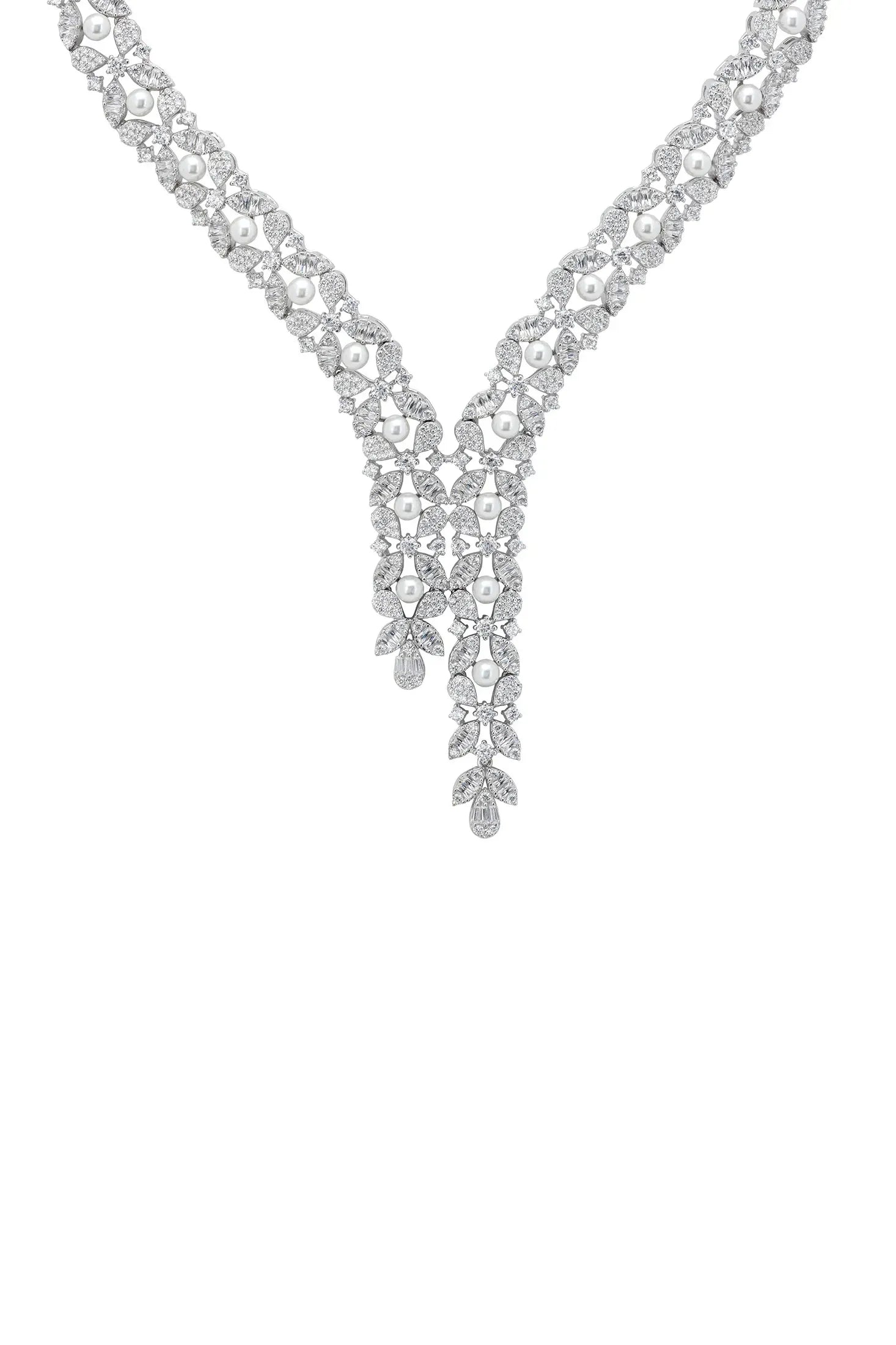 Floral diamond necklace with pearls.
