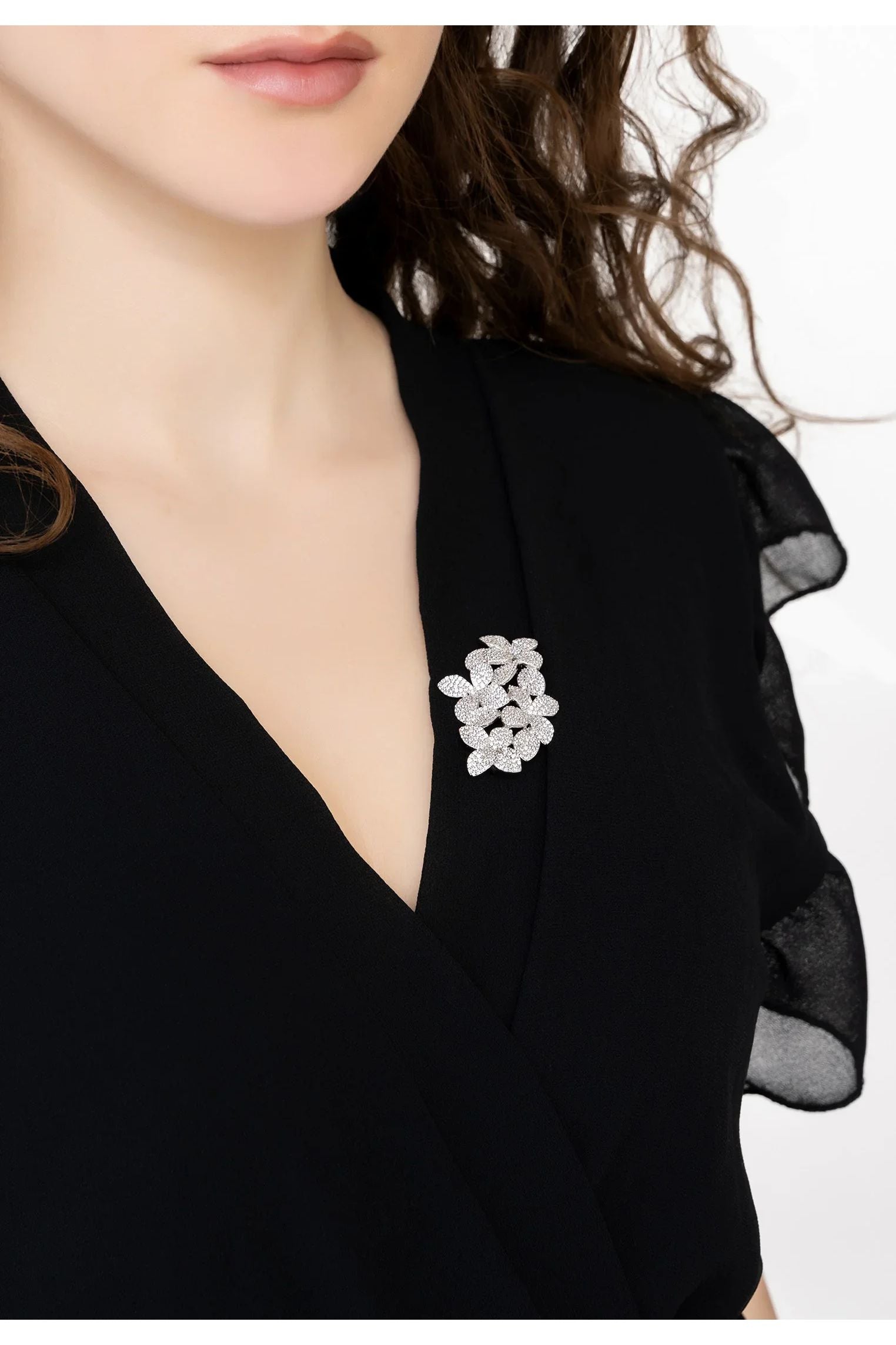 Brosche mit kaskadierenden Blütenblättern aus Silber