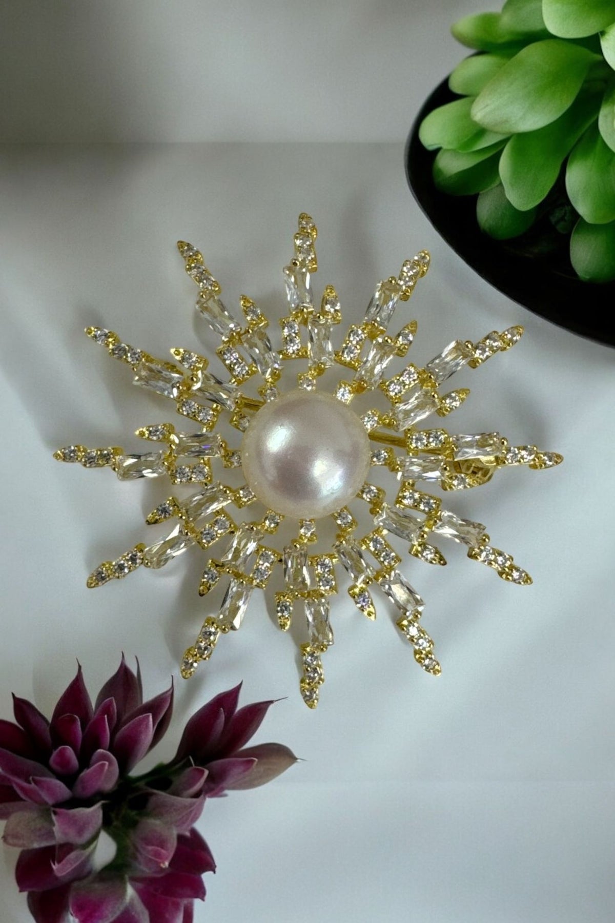 Still life of the brooch.