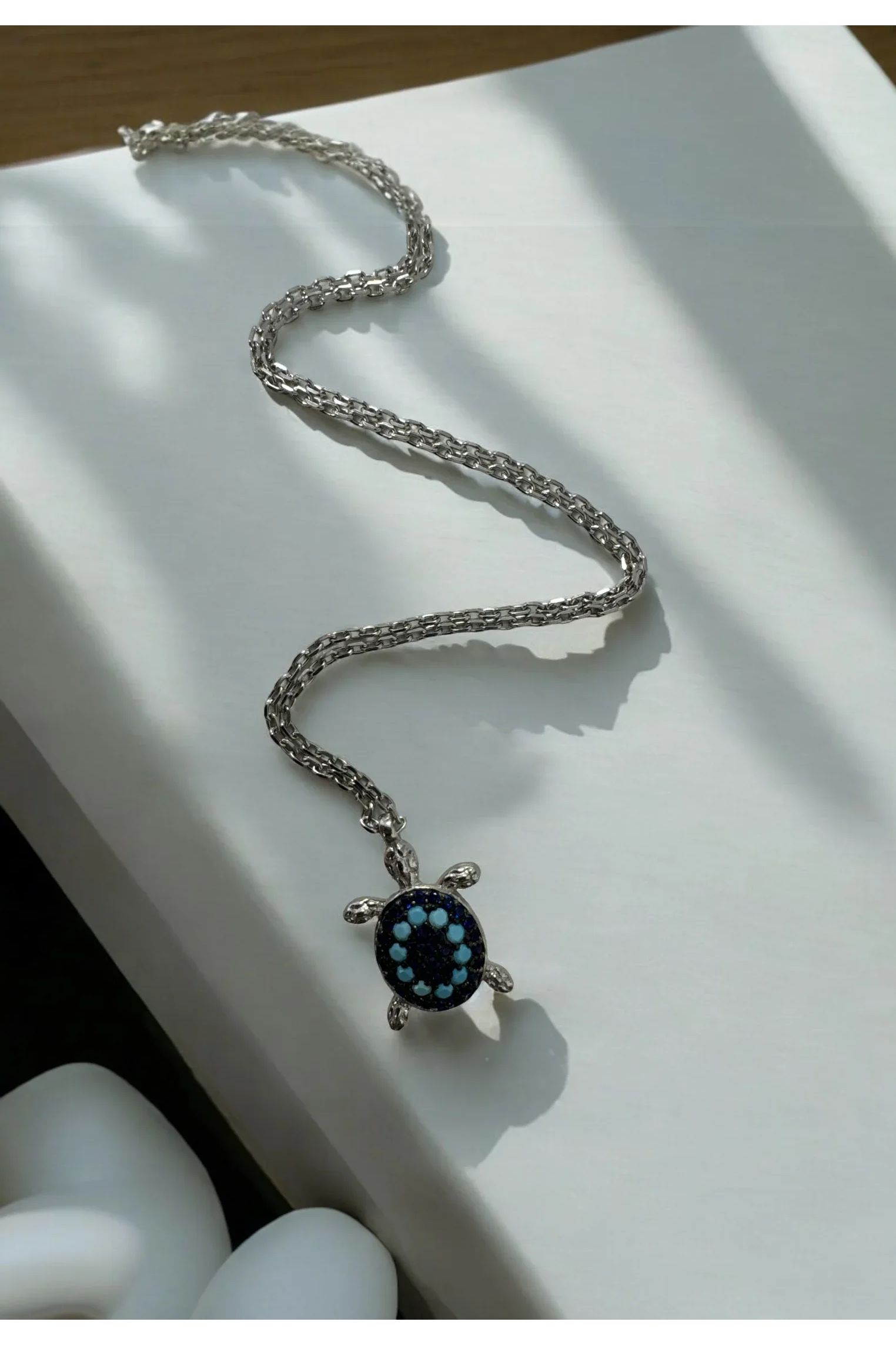 Still life of the necklace.