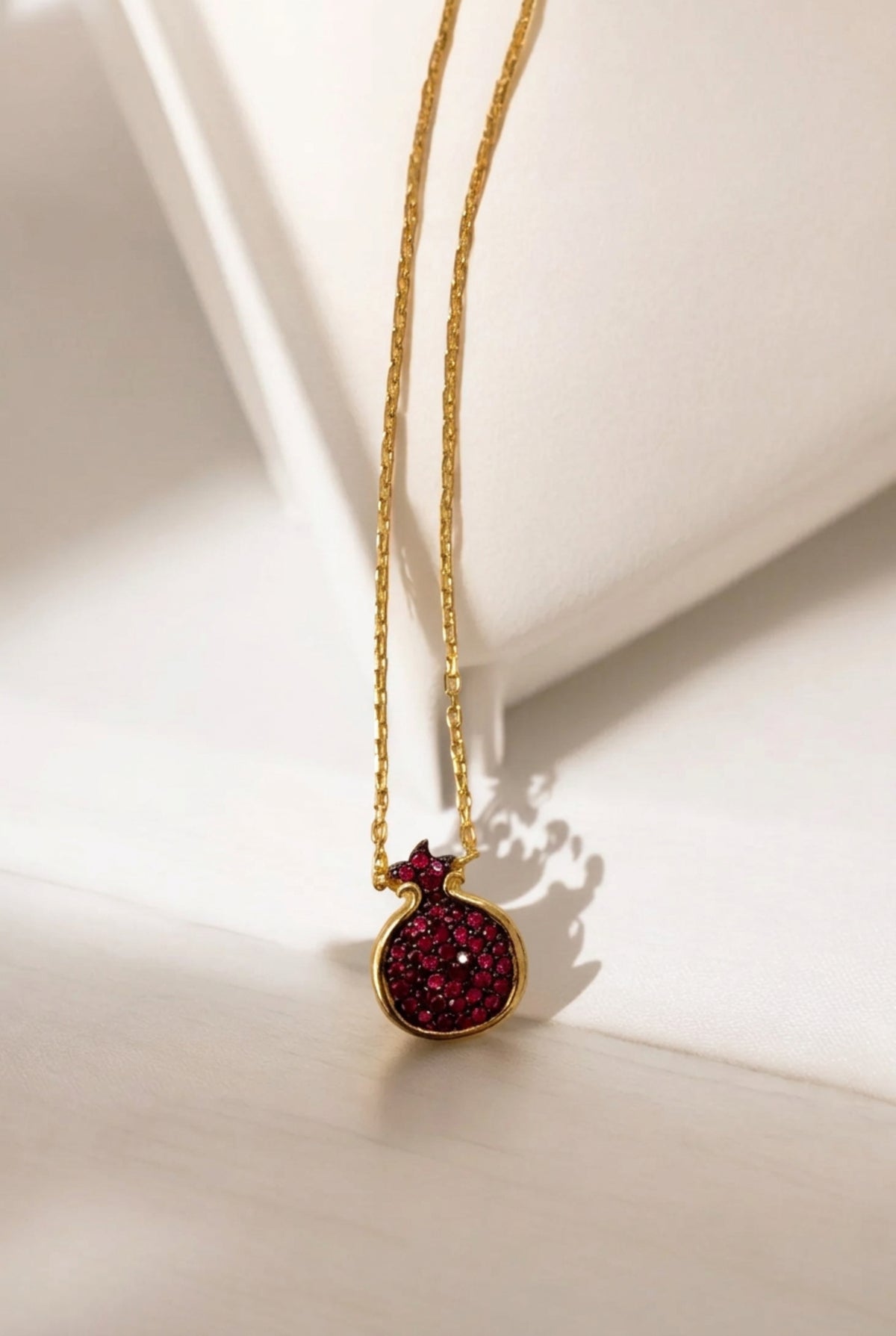 Still life of the necklace.