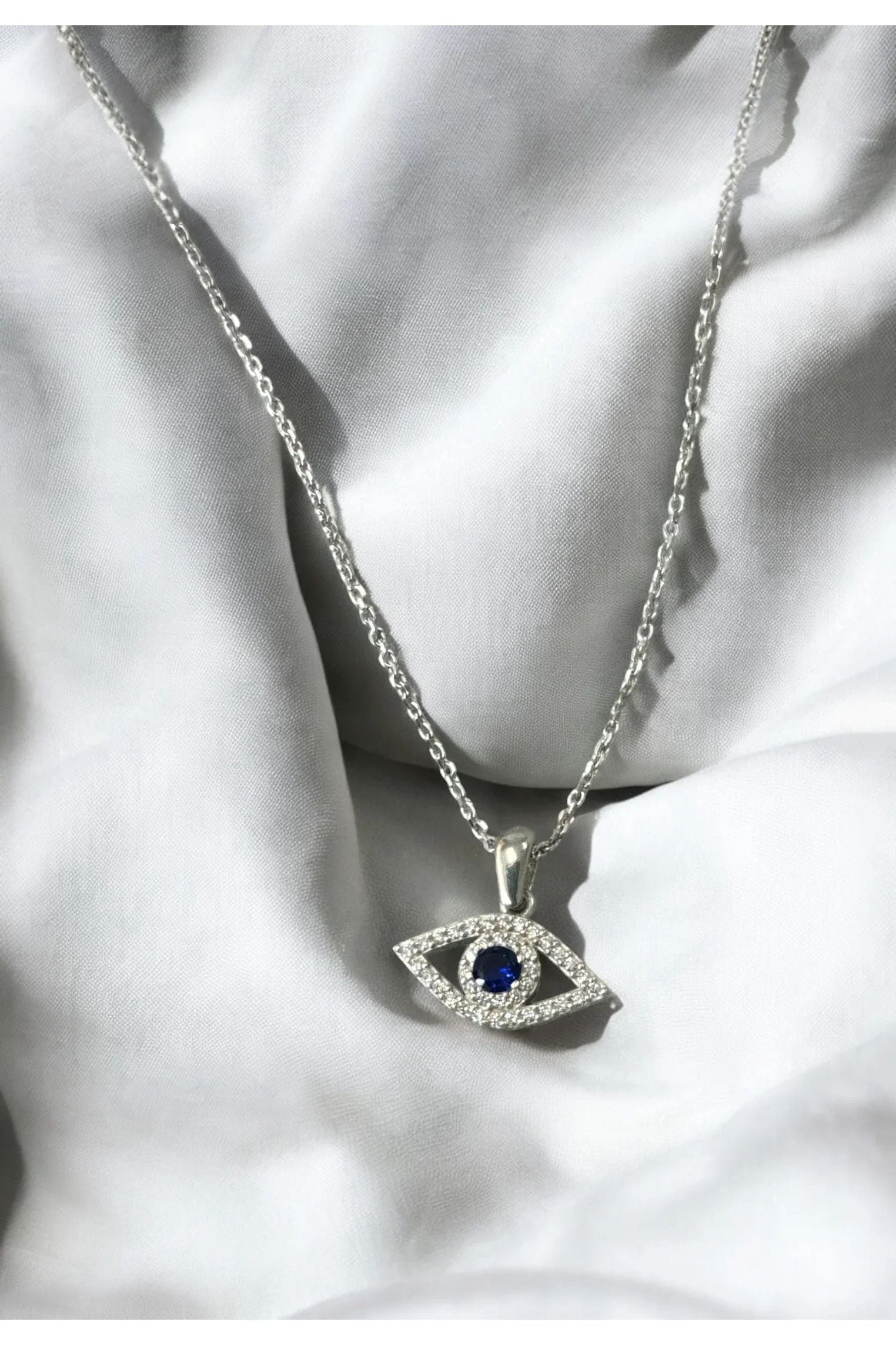 Still life of the necklace.