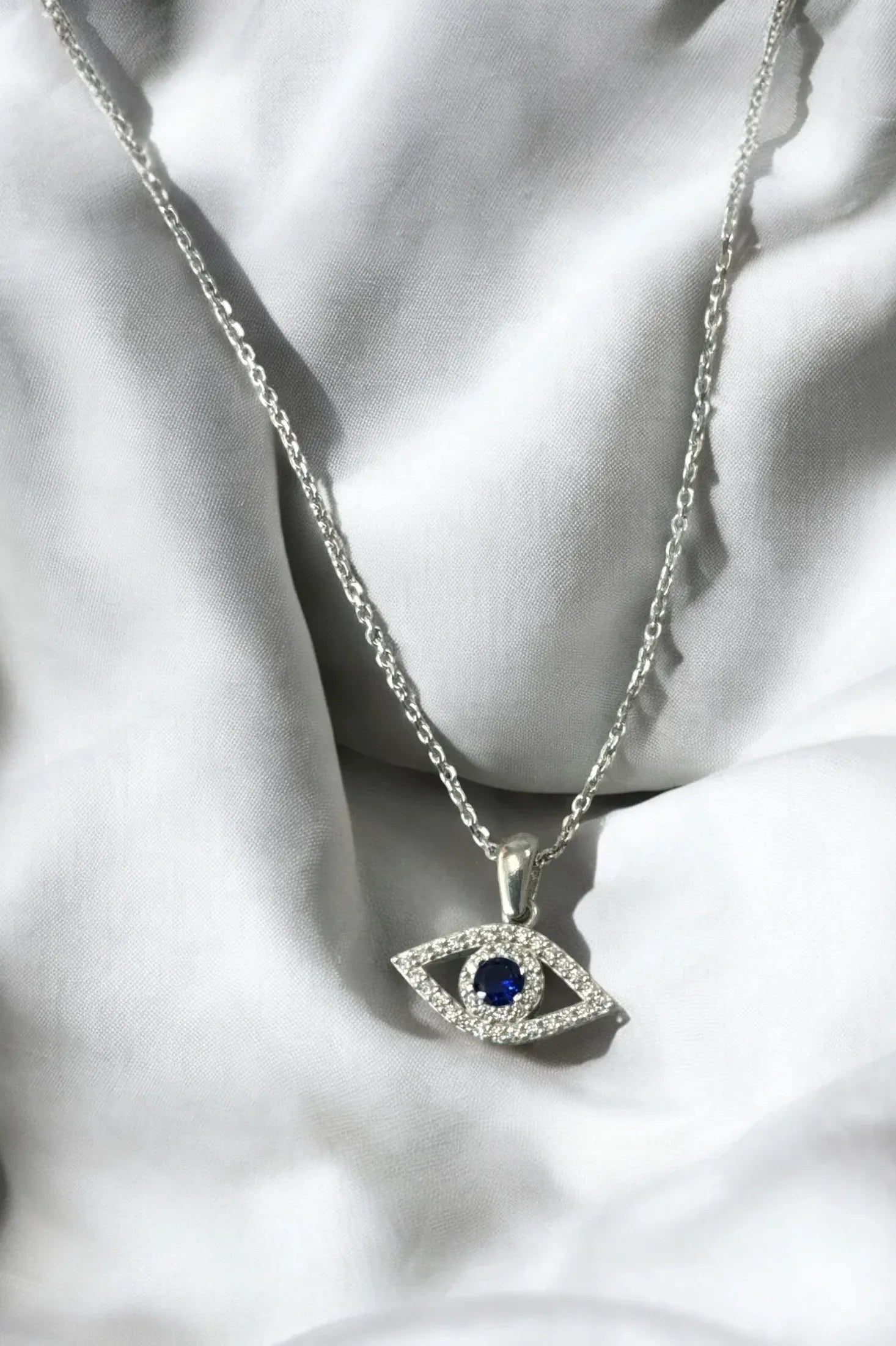 Still life of the necklace.