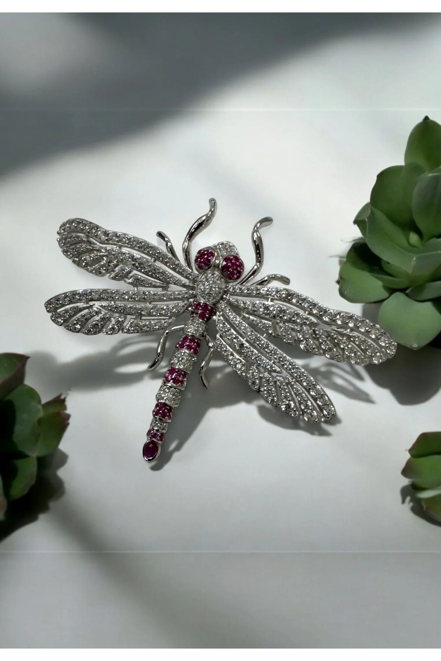 Still life of the brooch.