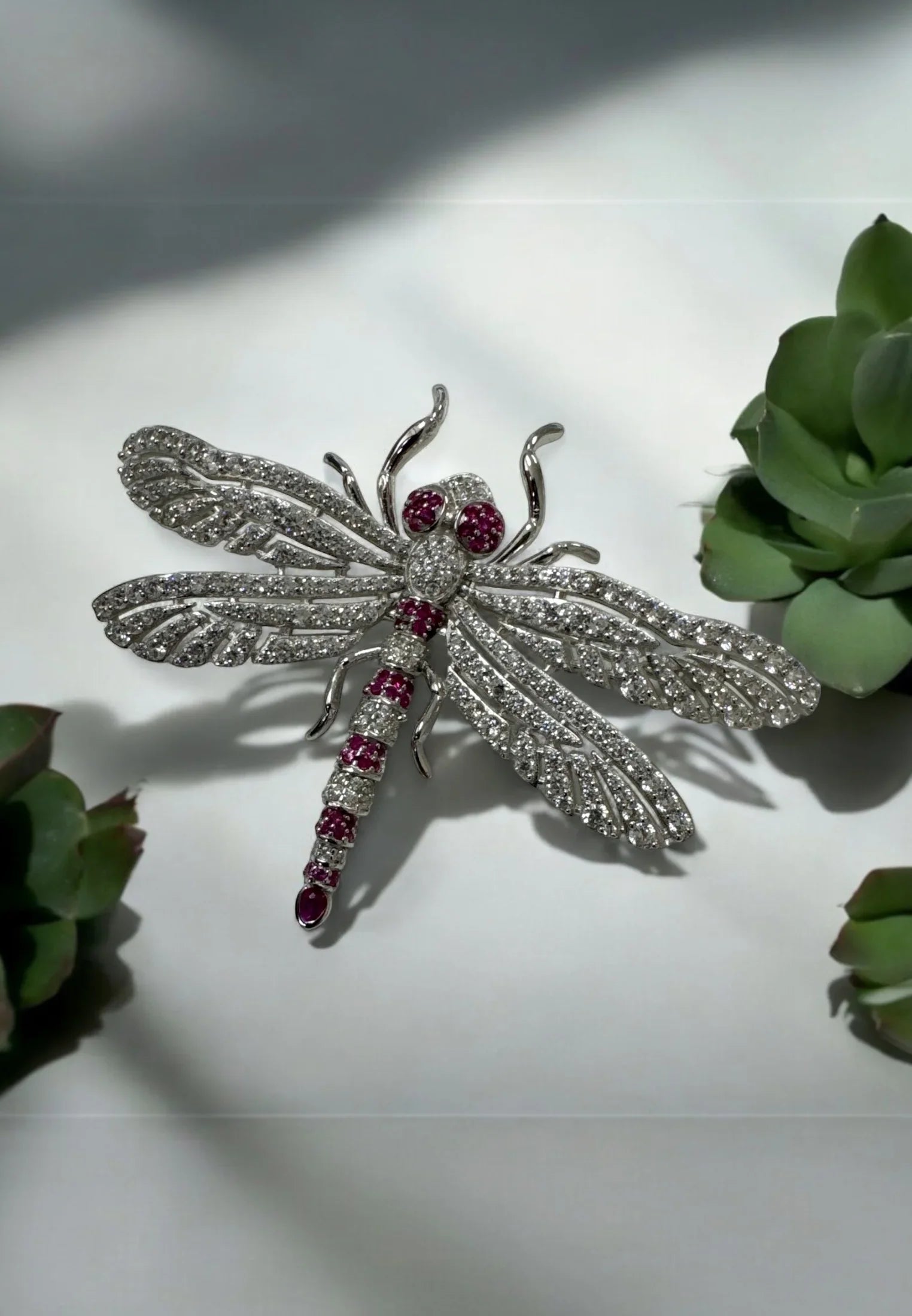 Still life of the brooch.