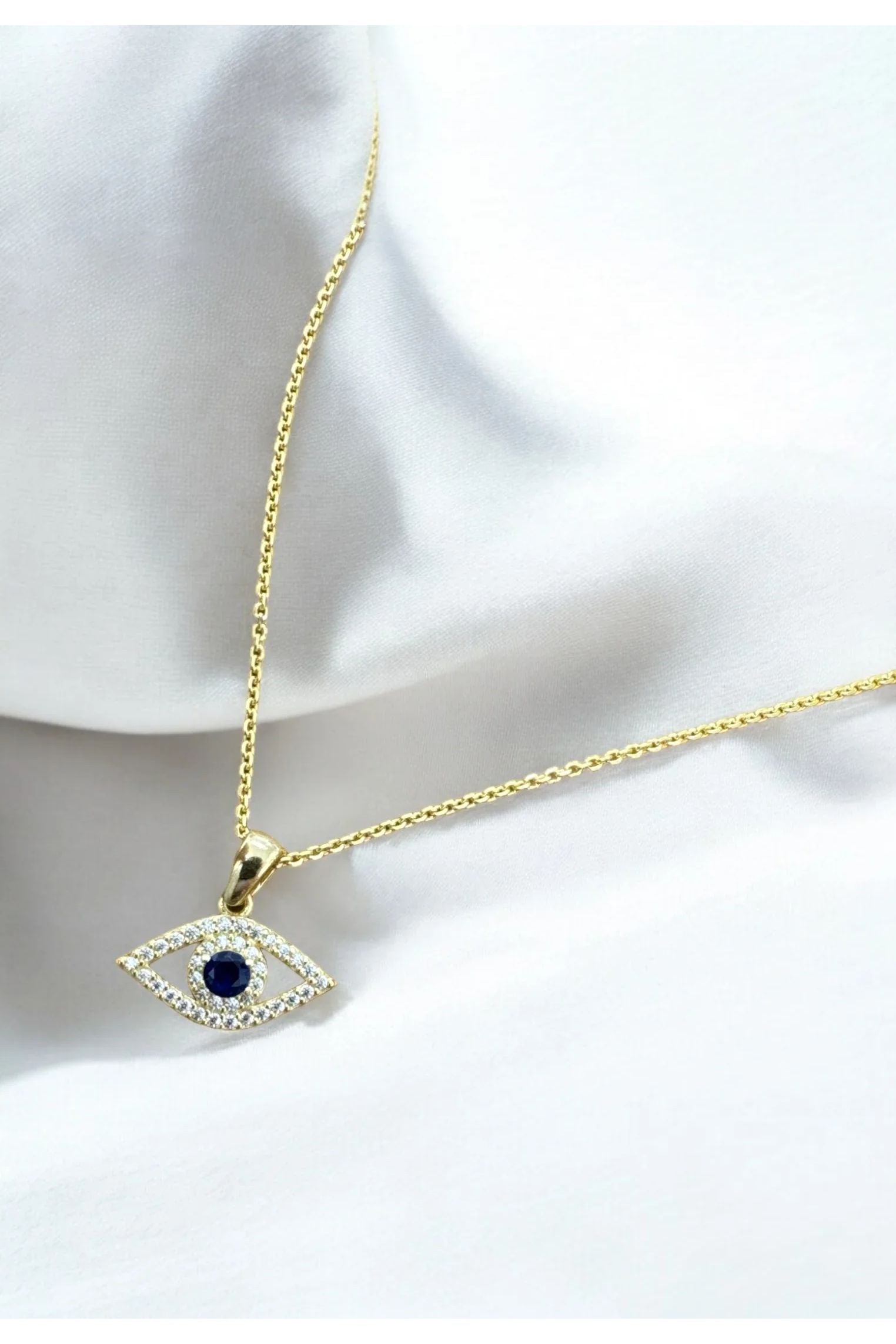 Still life of the necklace.