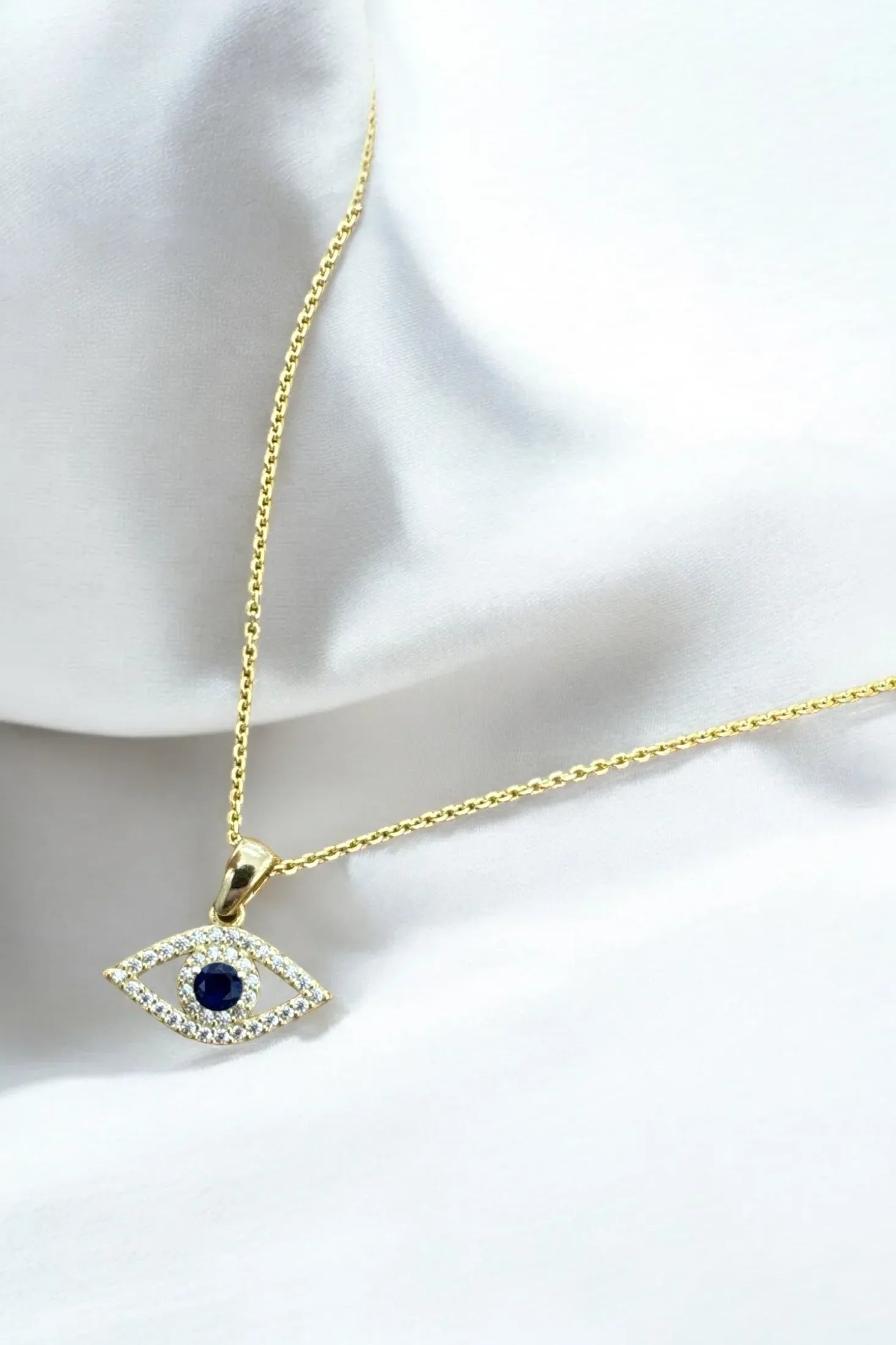 Still life of the necklace.