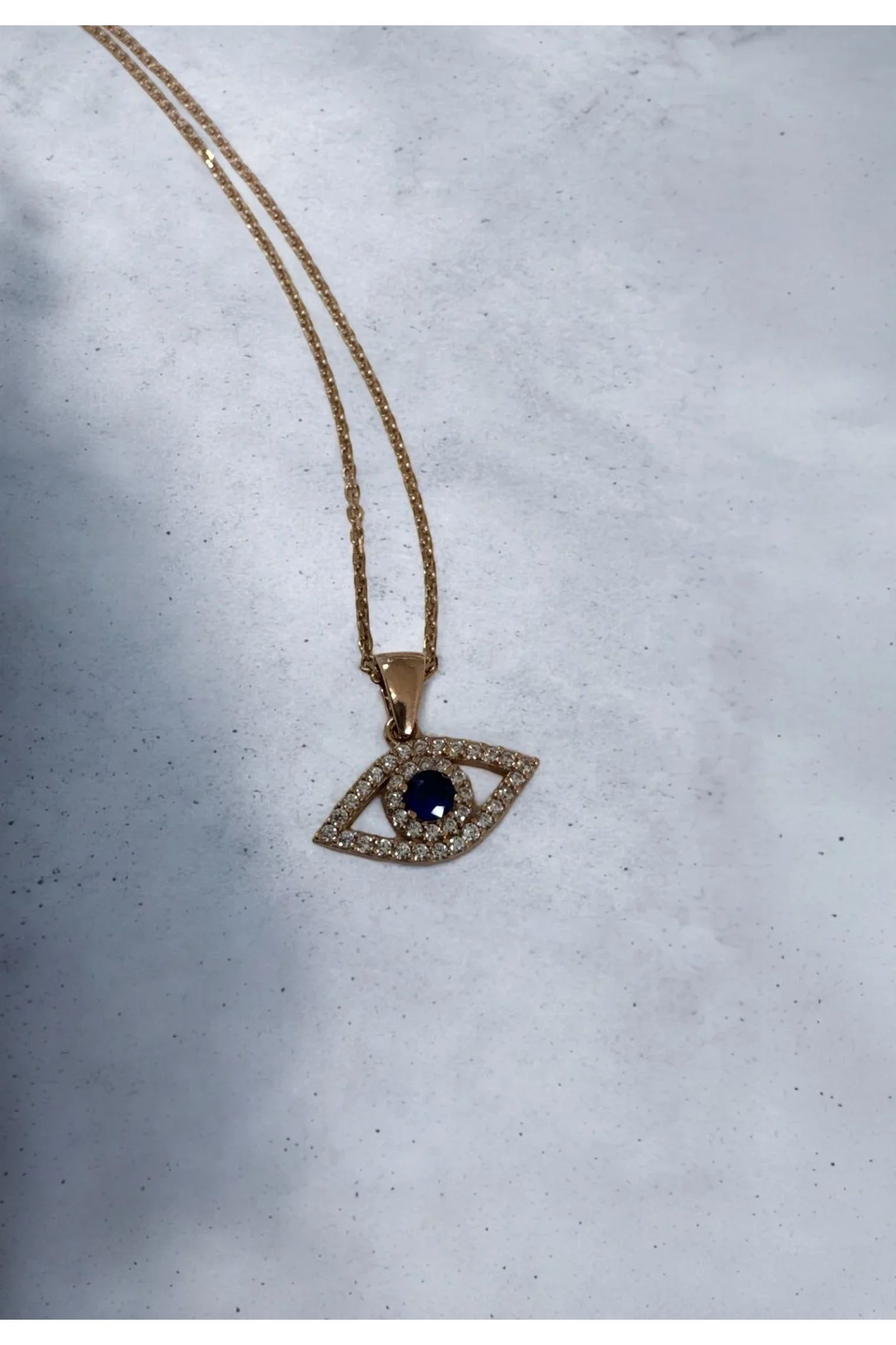 Still life of the necklace.