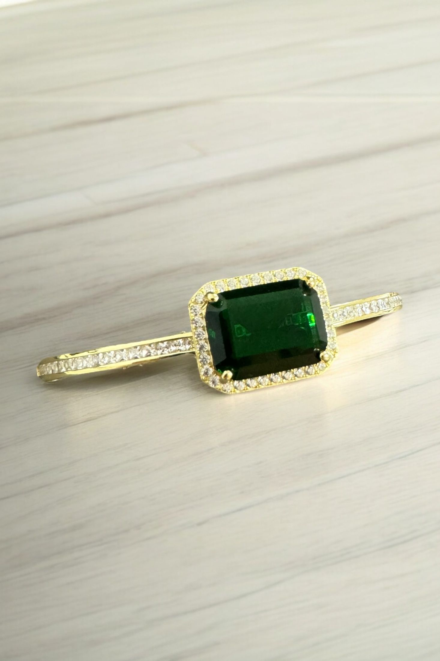 Still life of the bracelet.