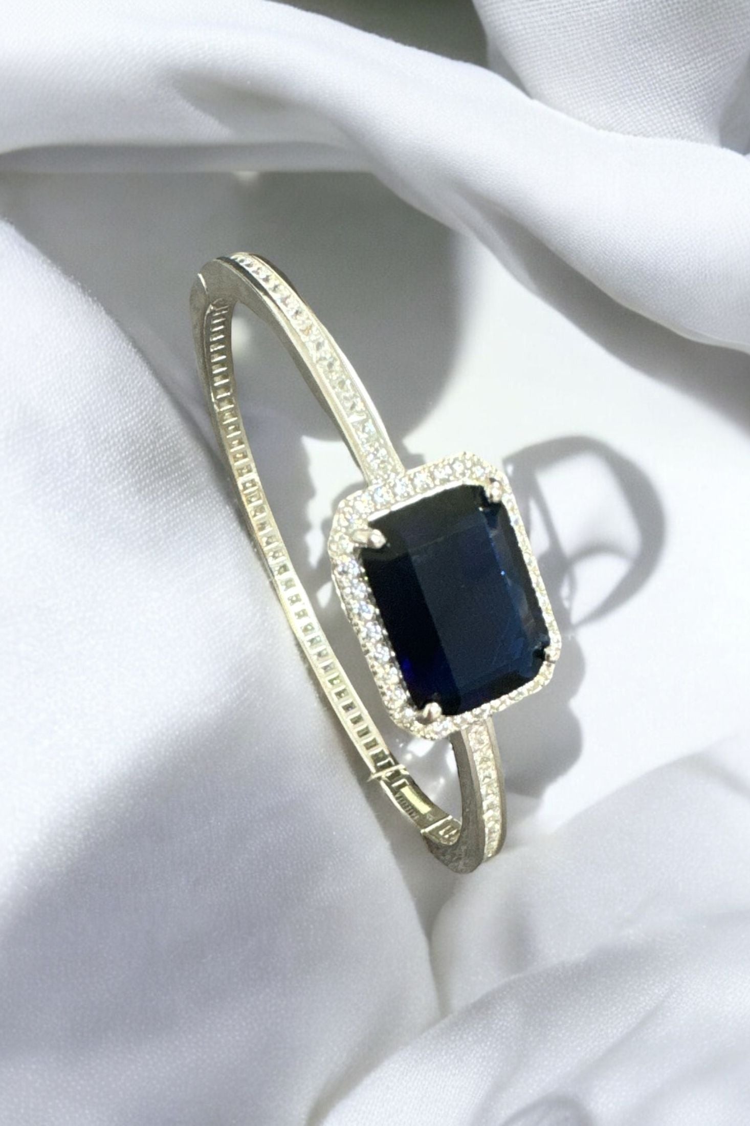 Still life of the bracelet.