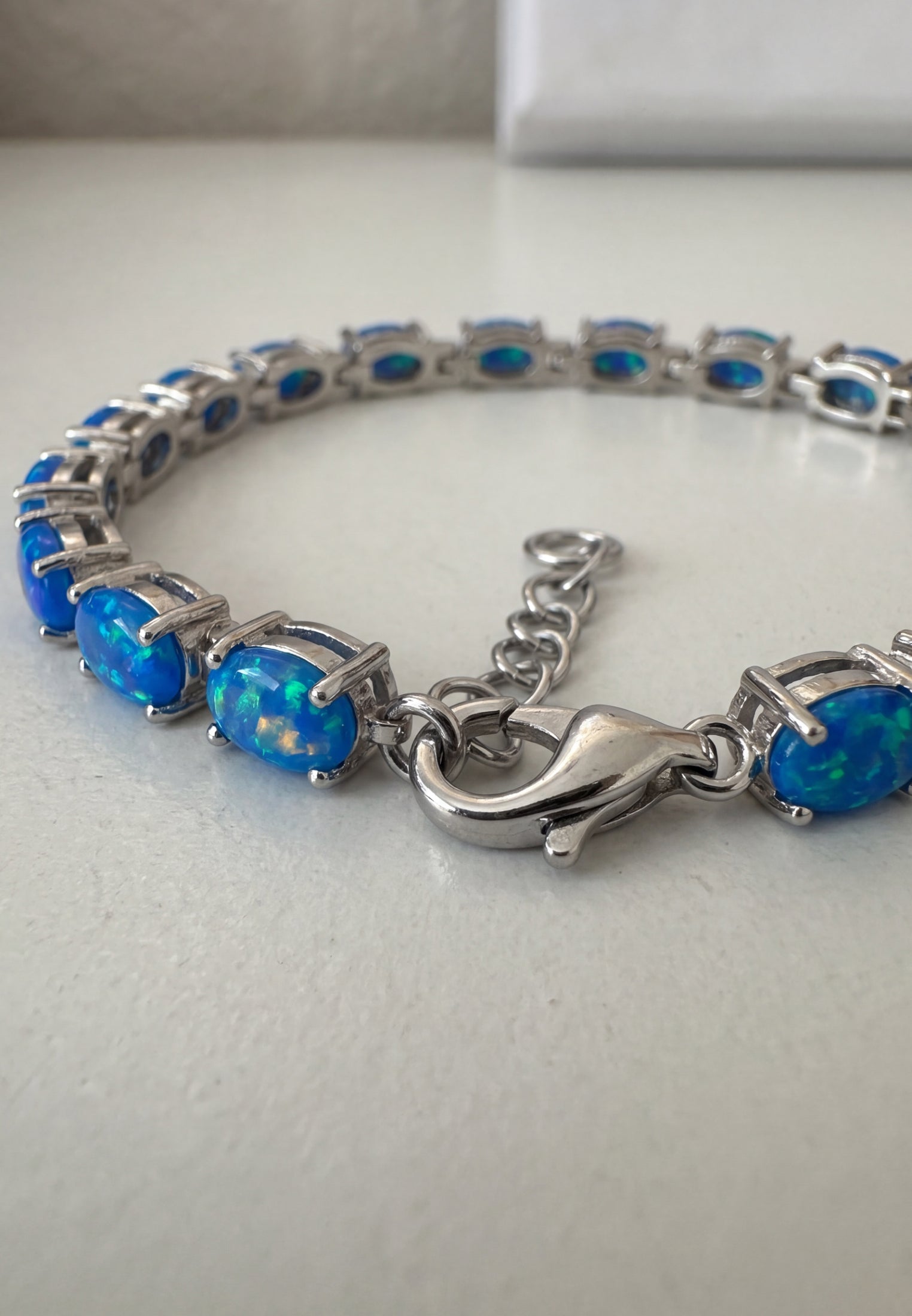 Tennisarmband mit blauem Opal, Silber