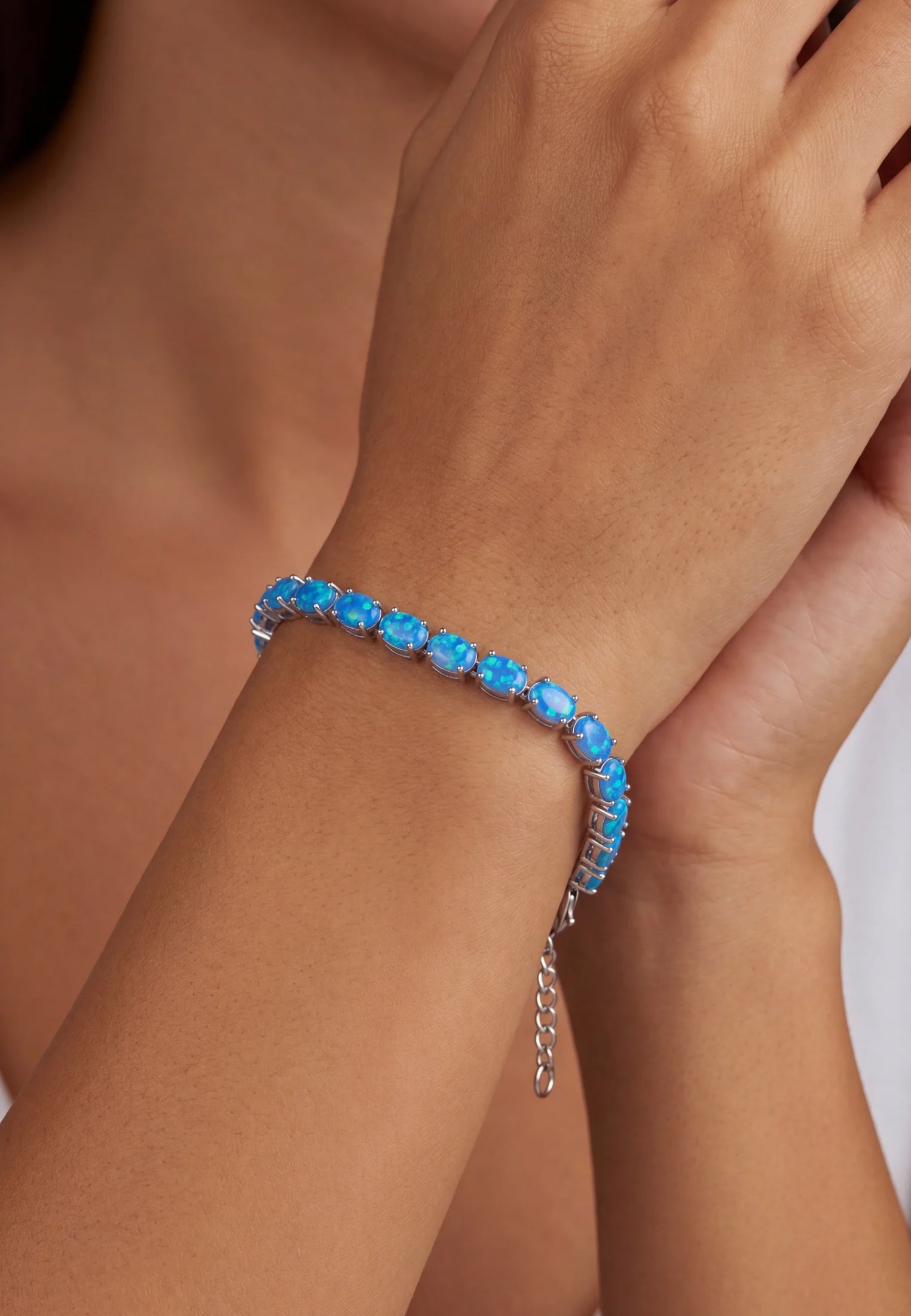 Tennisarmband mit blauem Opal, Silber