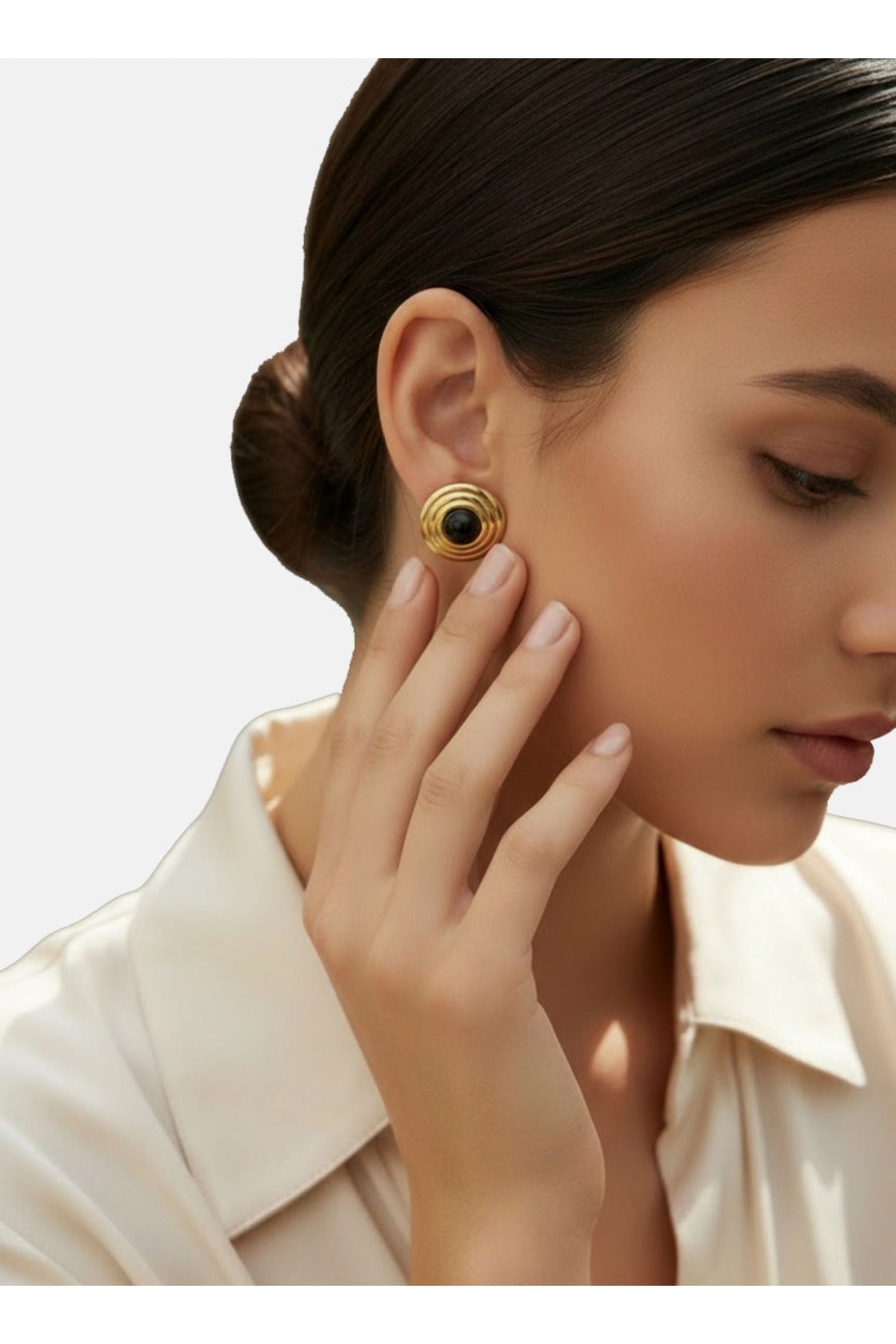 Como Large Round Stud Earrings Onyx Gold