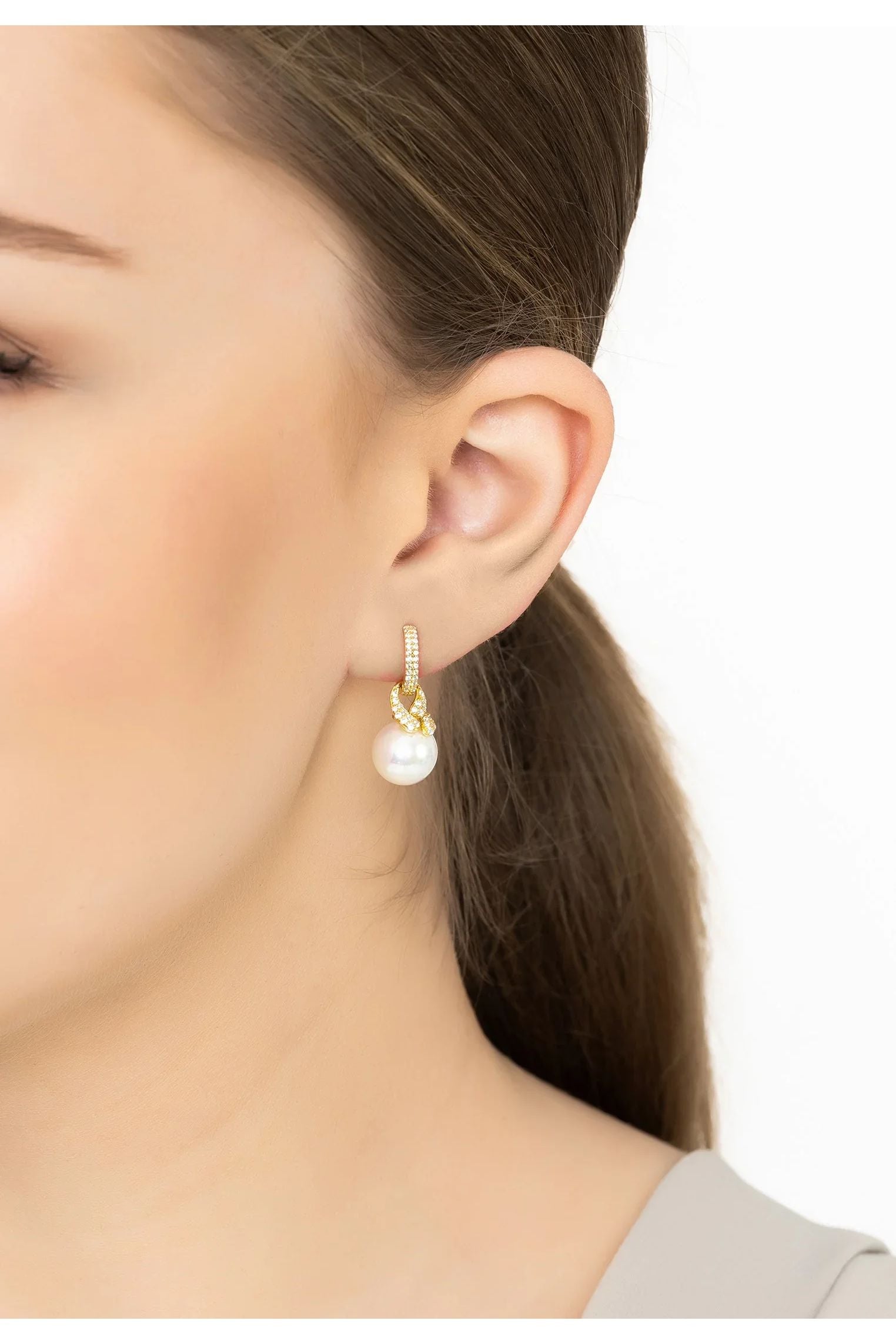 Pendientes de perlas colgantes con nudo en oro