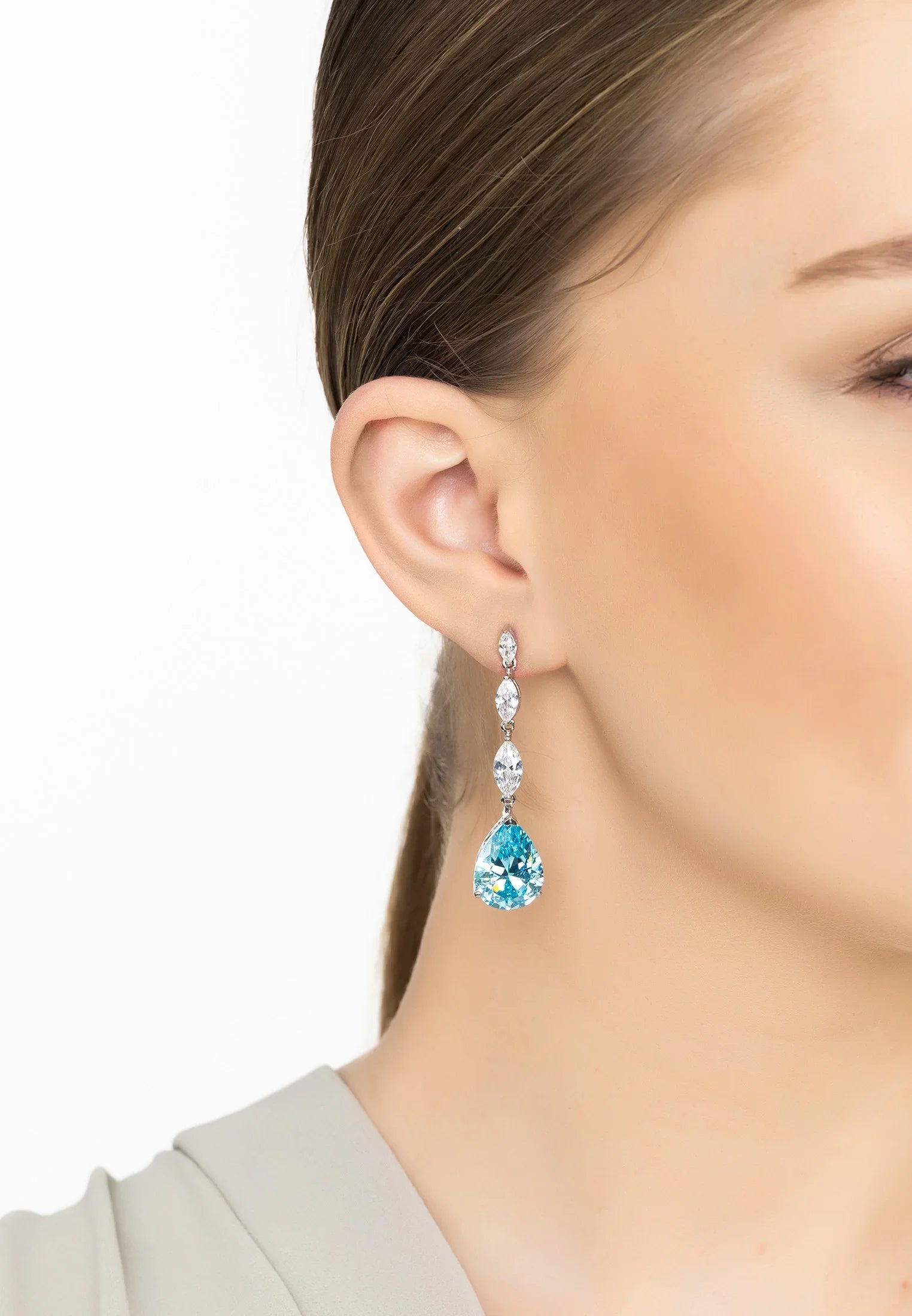 Zara Ohrringe mit blauem Topas in Tropfenform, Silber