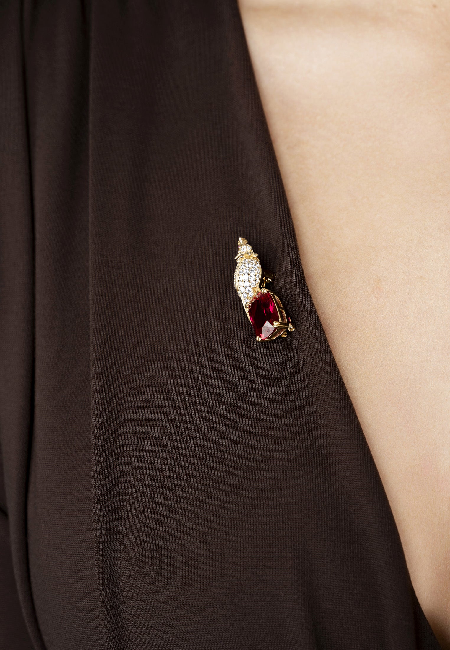 Brosche mit Liebesvogel-Motiv, Rubin-Gold