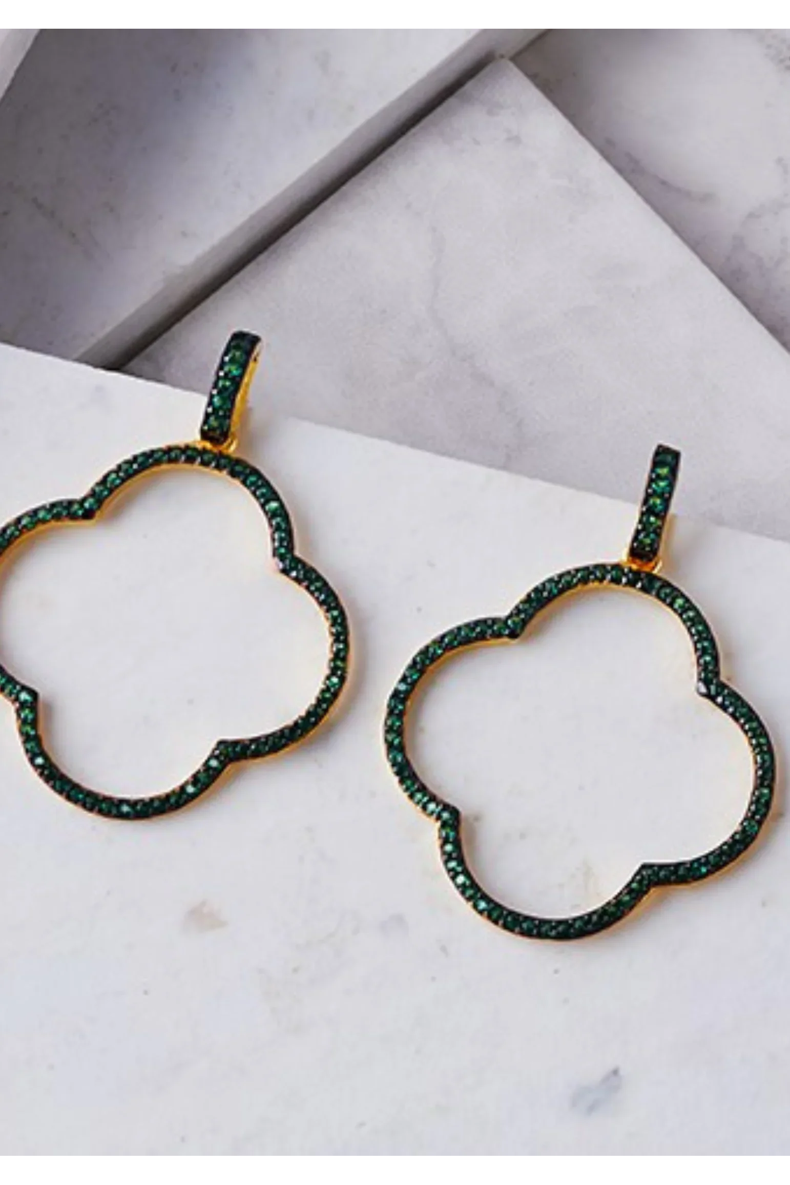 Pendientes colgantes grandes con trébol abierto en oro verde