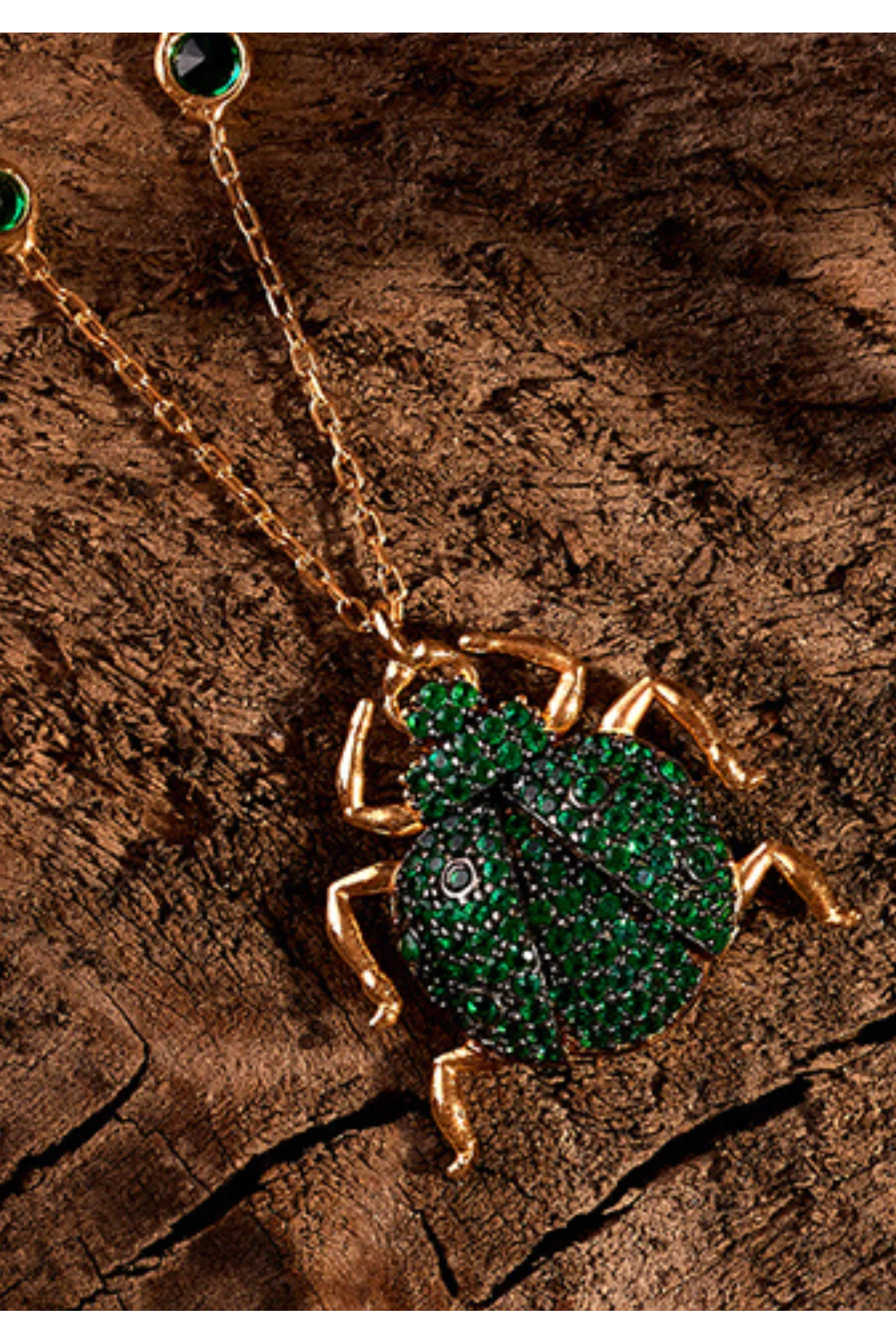 Collar con colgante verde egipcio escarabajo escarabajo dorado