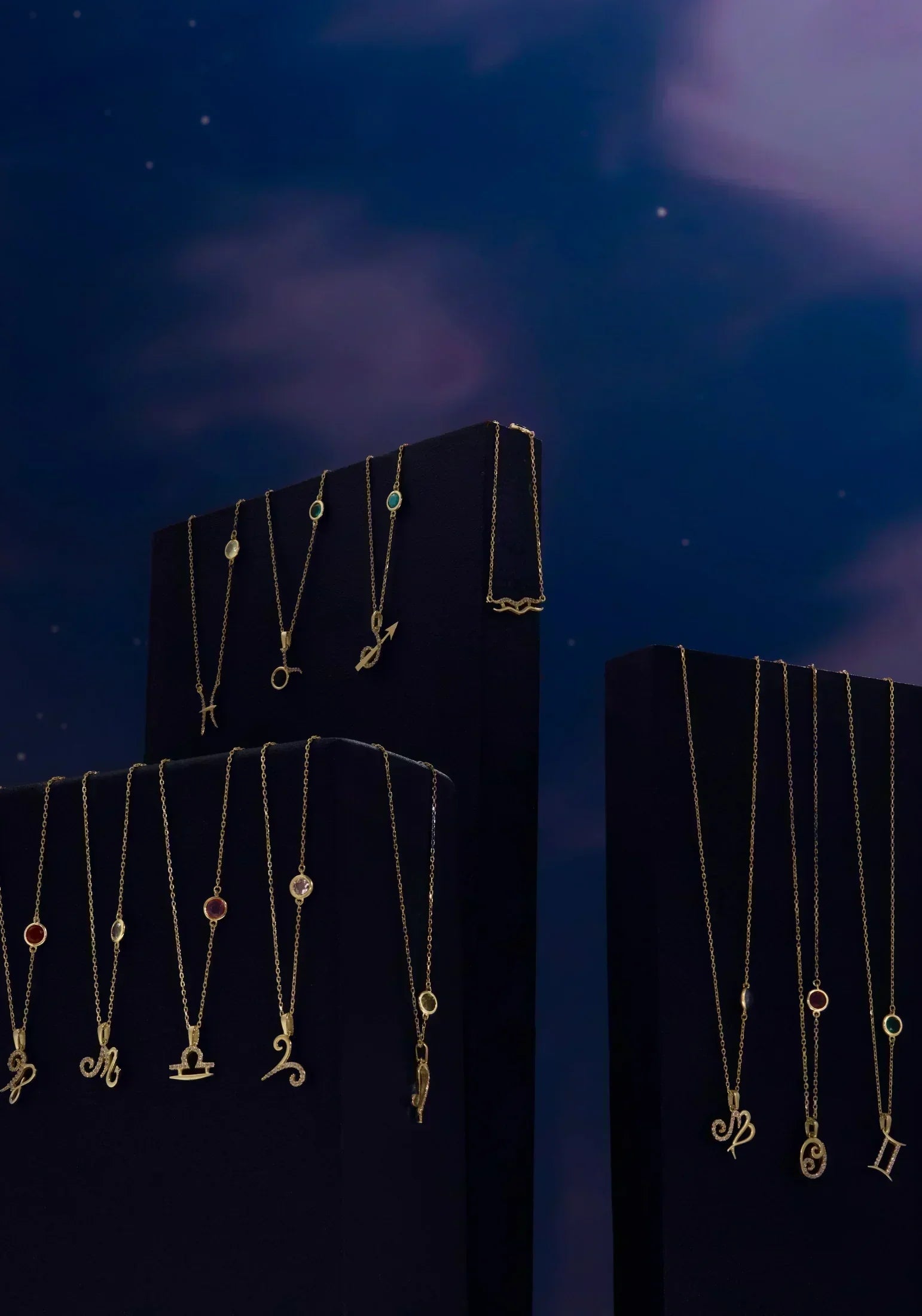 Collar con la piedra de nacimiento del zodíaco Piscis: calcedonia aguamarina y oro