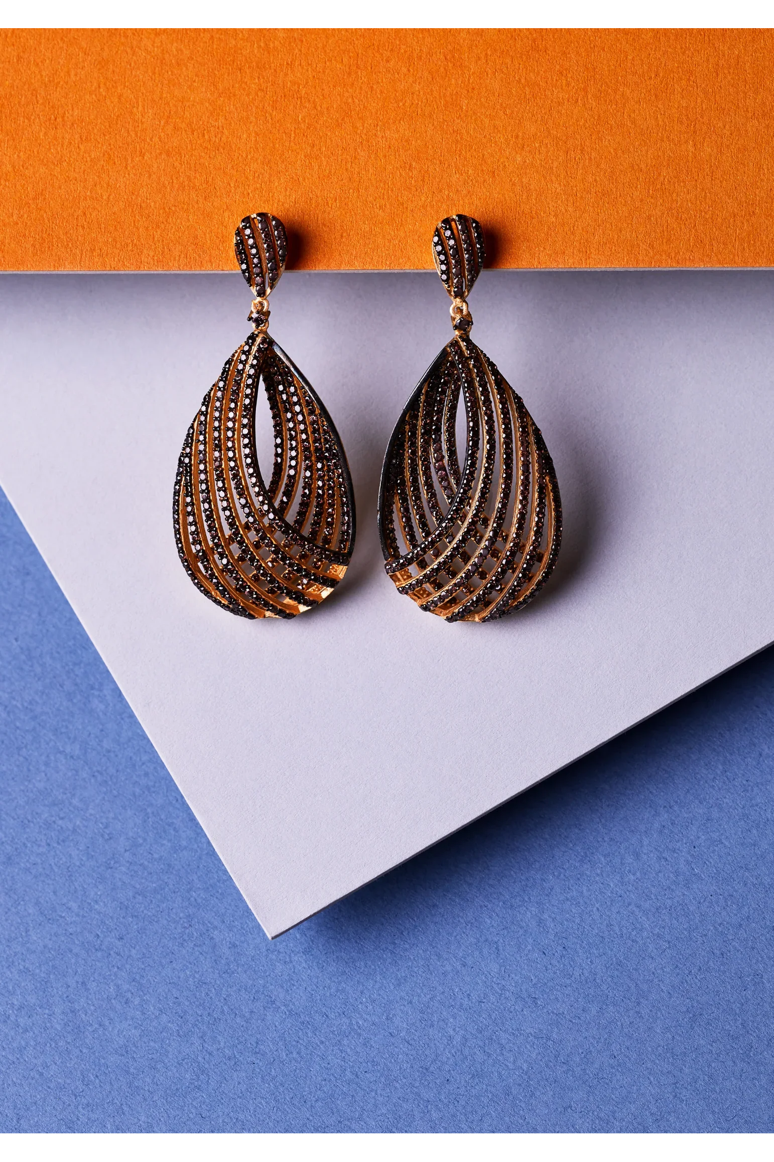 Pendiente Vortex Lágrima Chocolate Cz