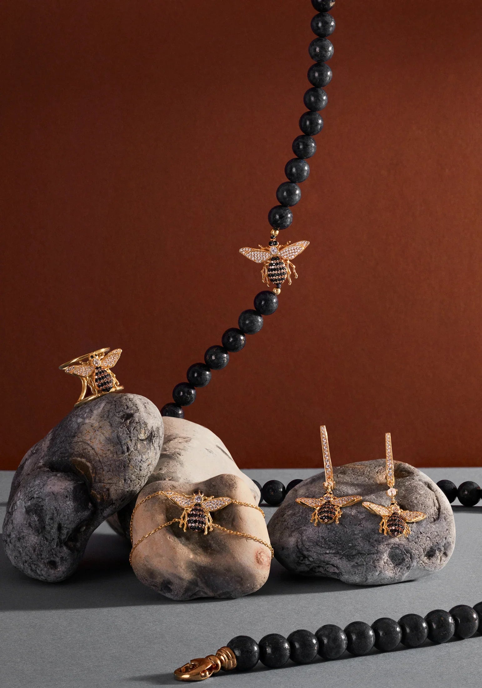 Pendientes colgantes de abeja de miel en oro