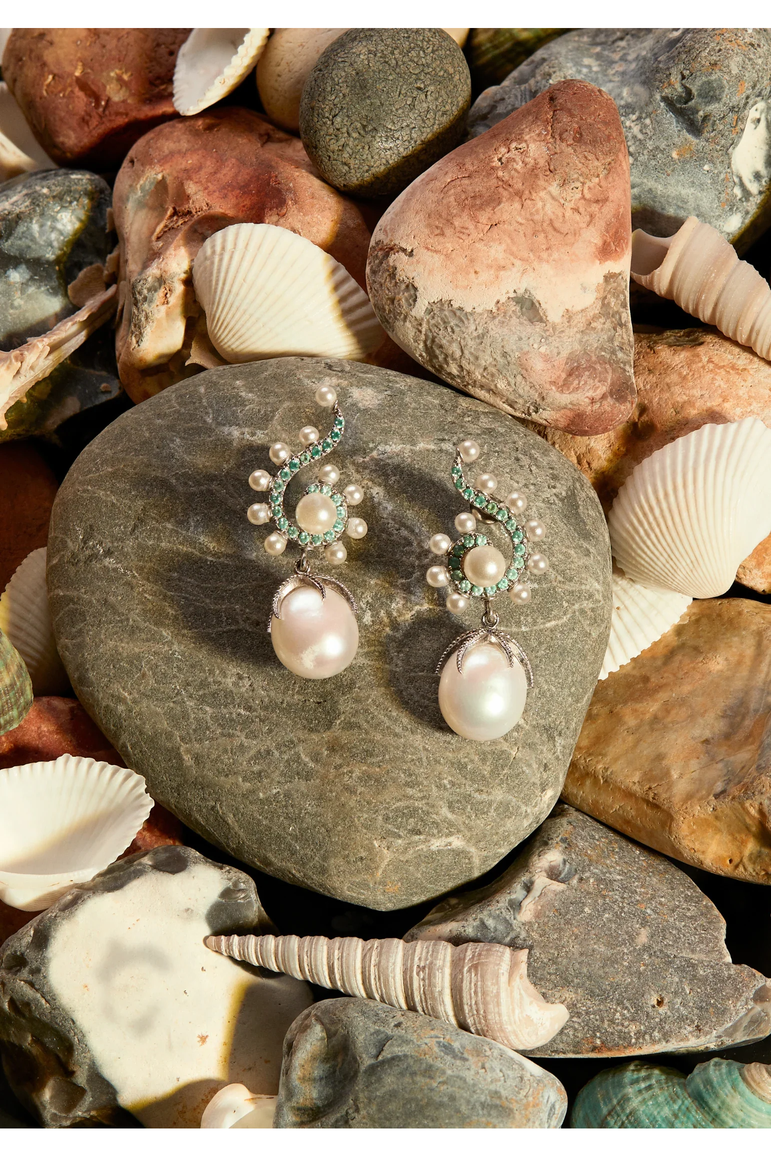 Pendientes colgantes con perla redonda Majorica y gema Poseidon en plata aguamarina