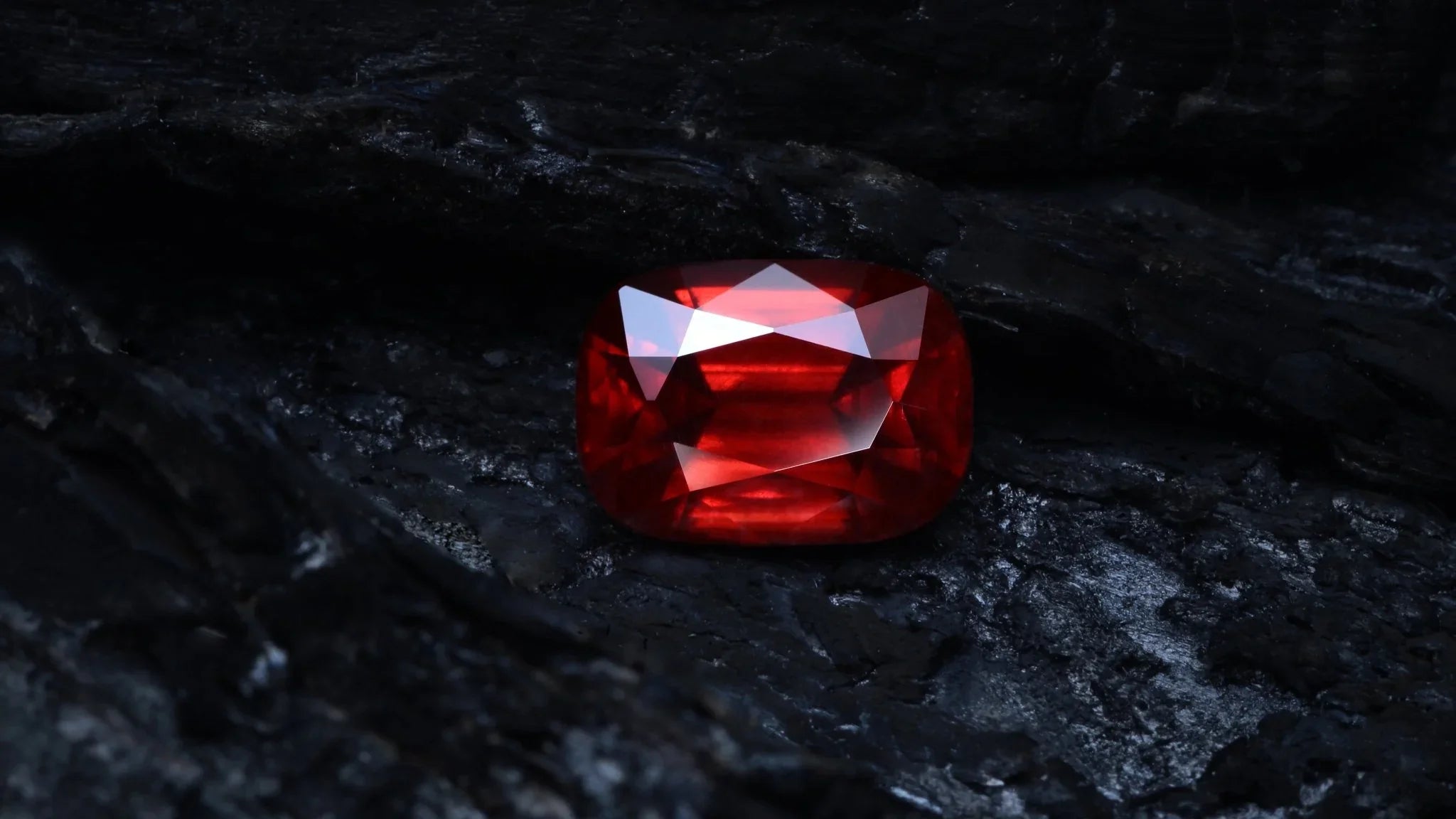 Unveiling the Power and Beauty of Garnet - Discover the Benefits of this Ancient Gemstone - LATELITA