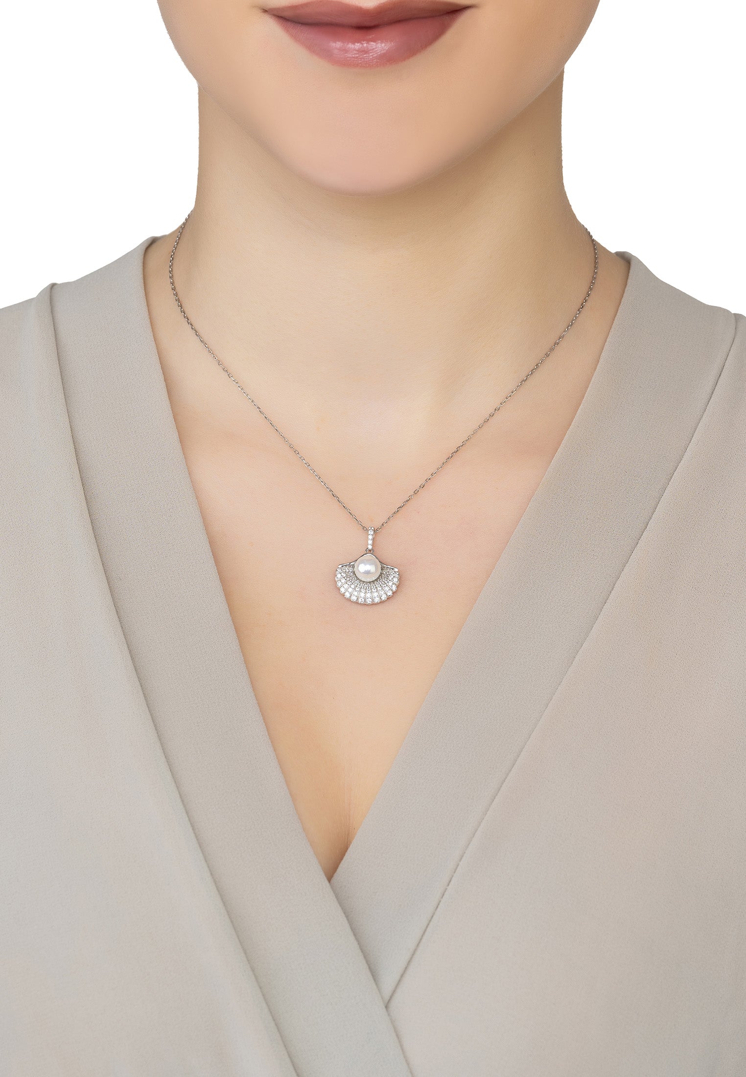 Deco Fan And Pearl Pendant Necklace Silver