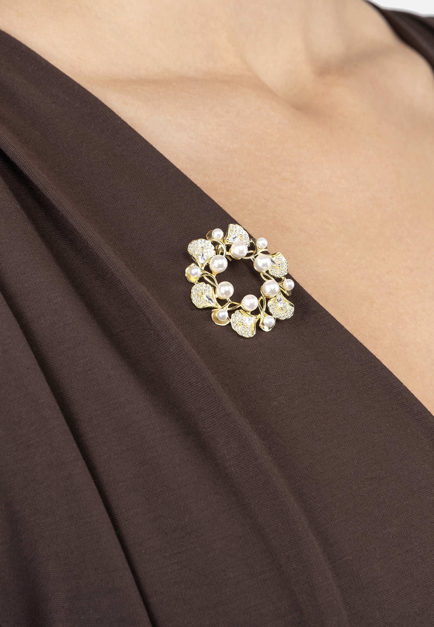 Ginkgo Leaf And Pearl Wreath Brooch Gold