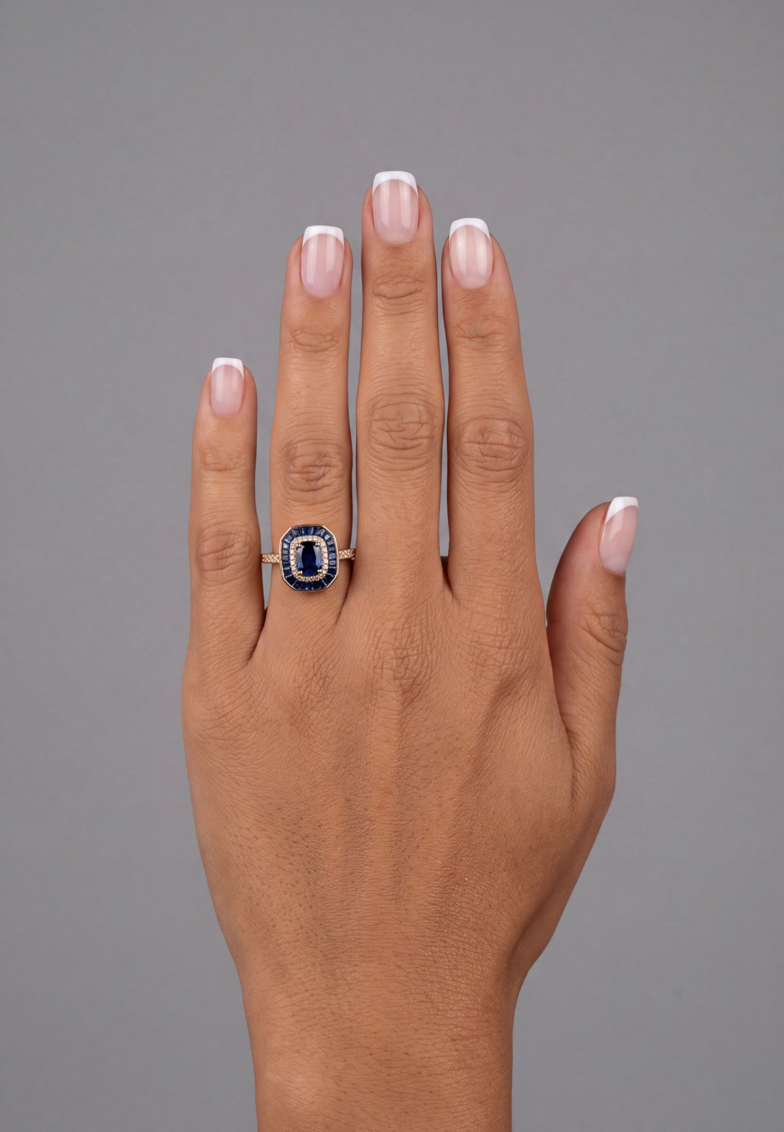 Anillo de cóctel Gran Gatsby con zafiro y oro