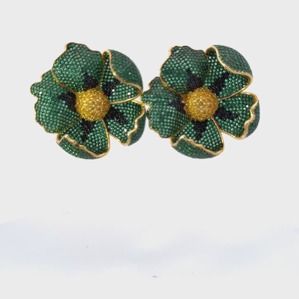 Rotating display of the earrings.
