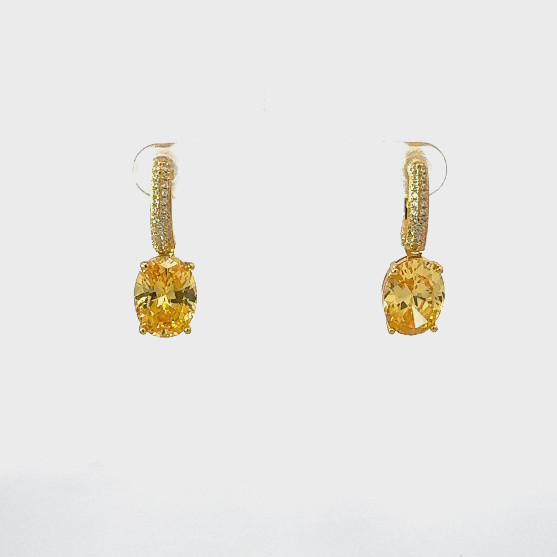 Rotating display of the earrings.