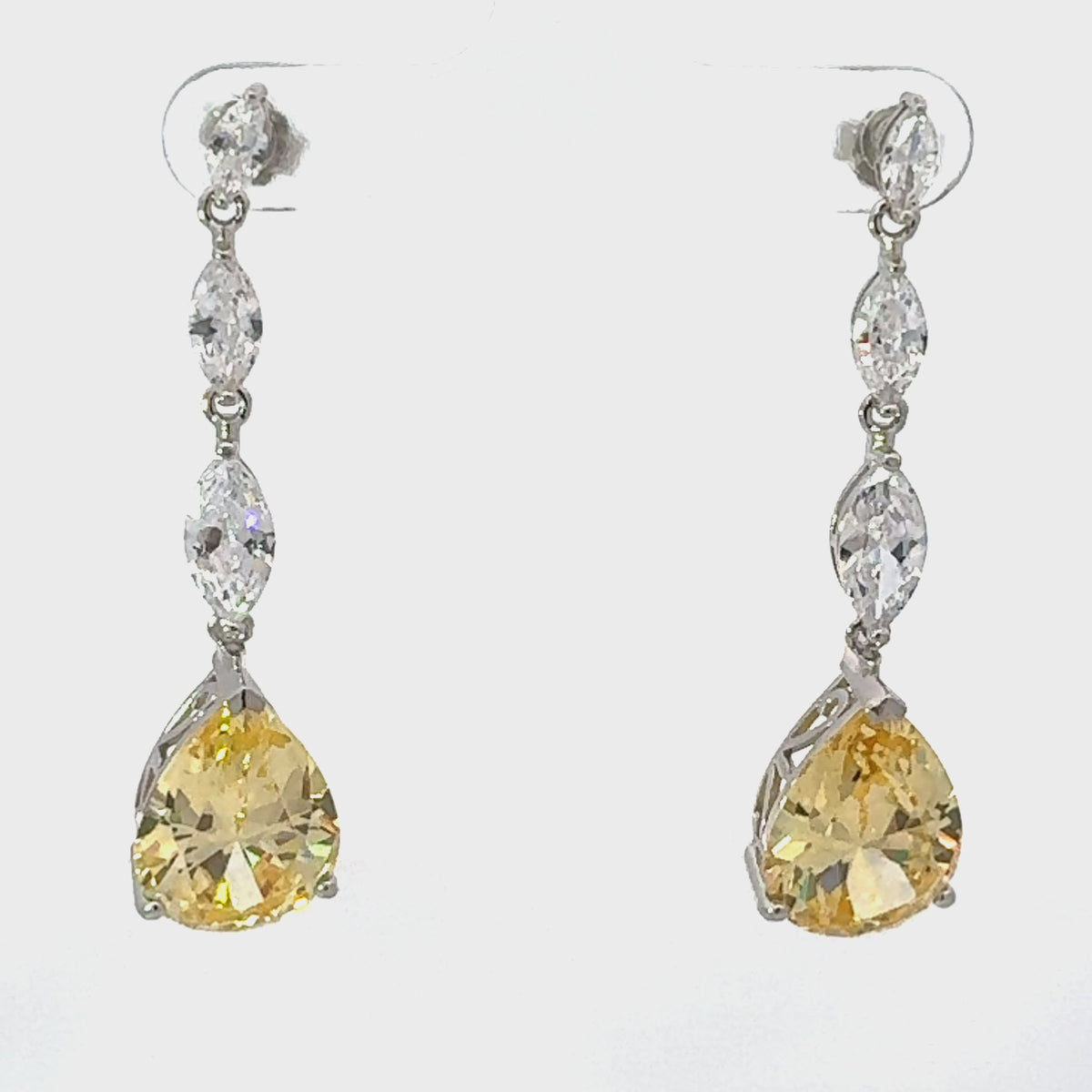 Rotating display of the earrings.