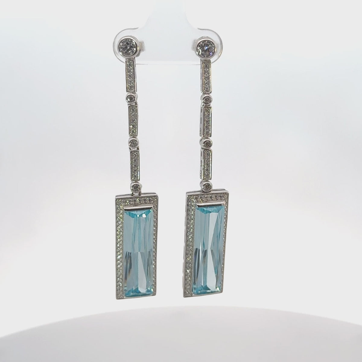 Rotating display of the earrings.