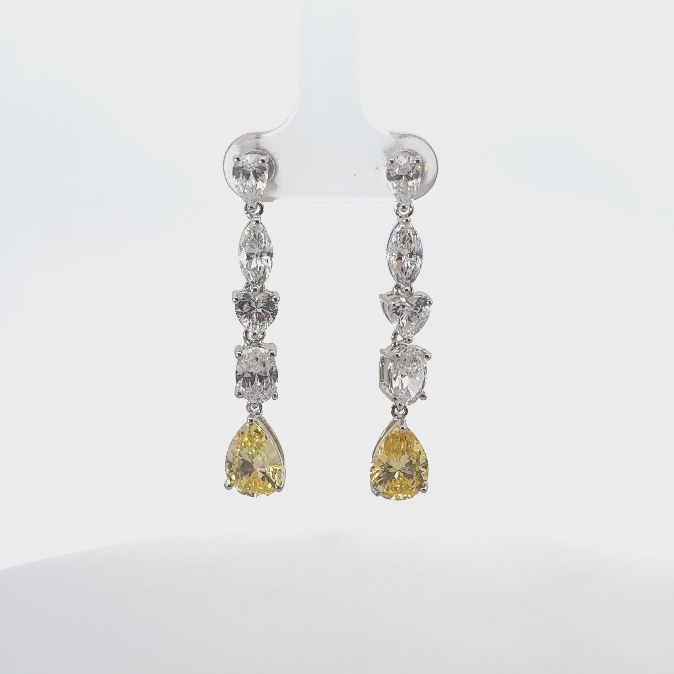 Rotating display of the earrings.
