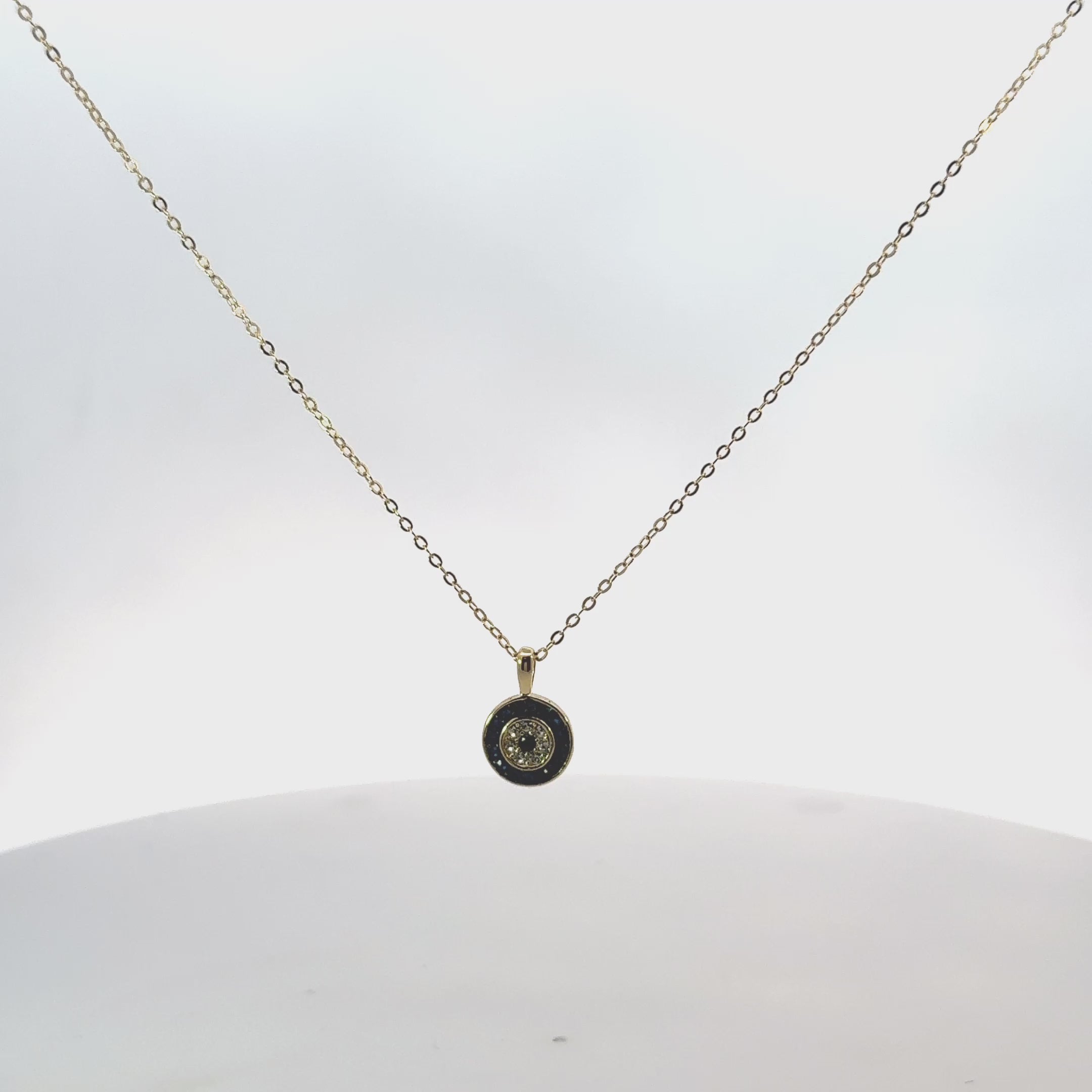 Rotating display of the earrings.