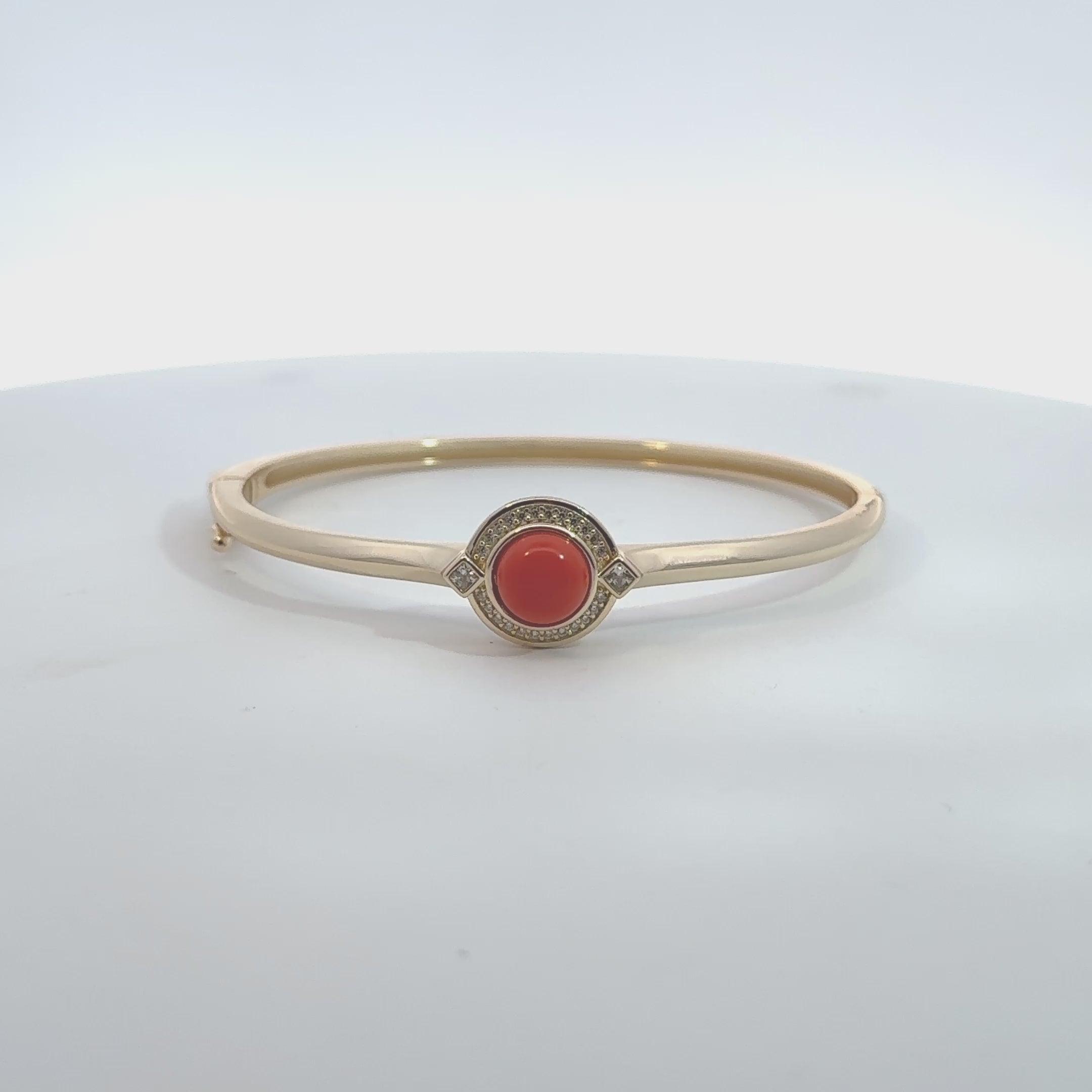 Rotating display of the red stone gold bangle.