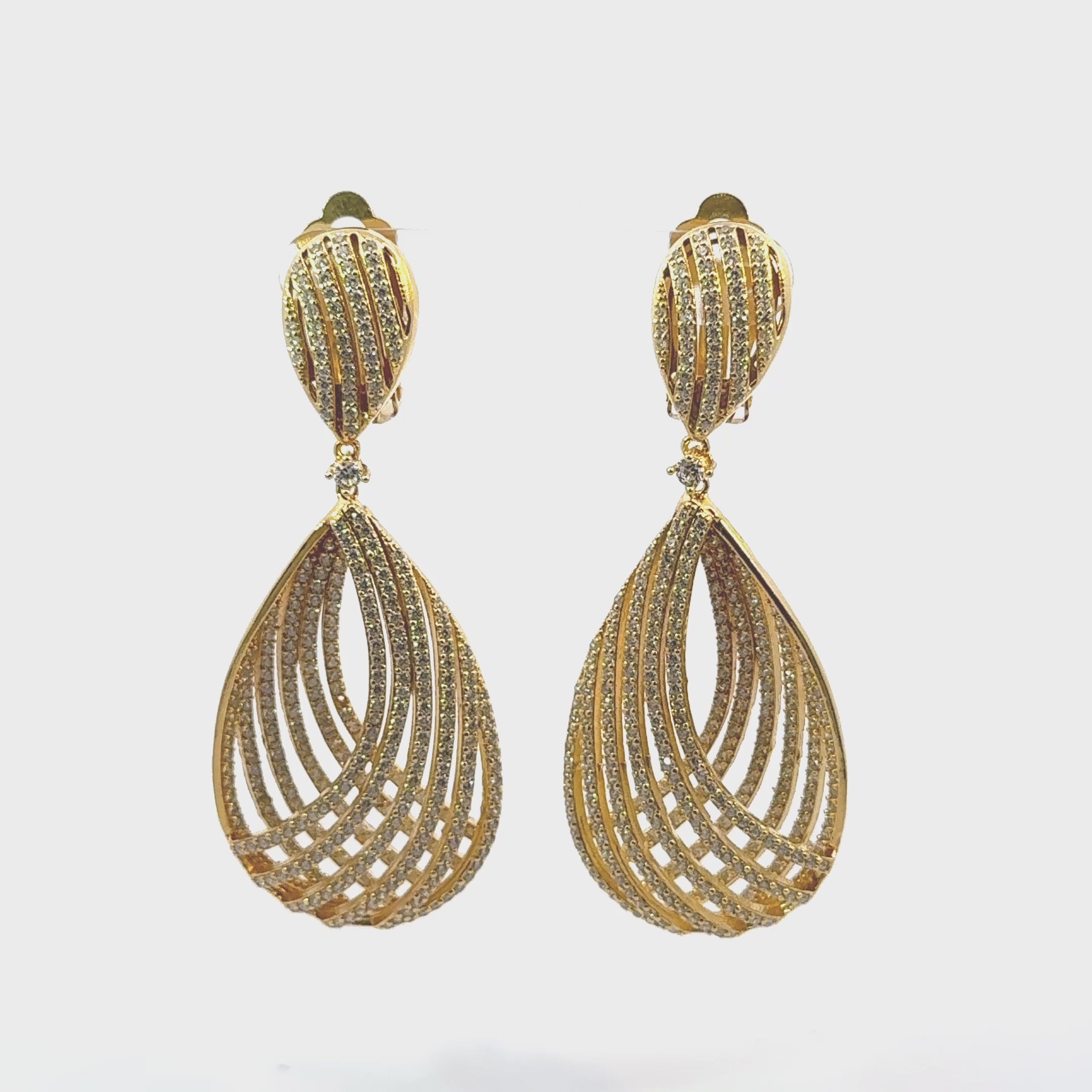 Rotating display of the earrings.