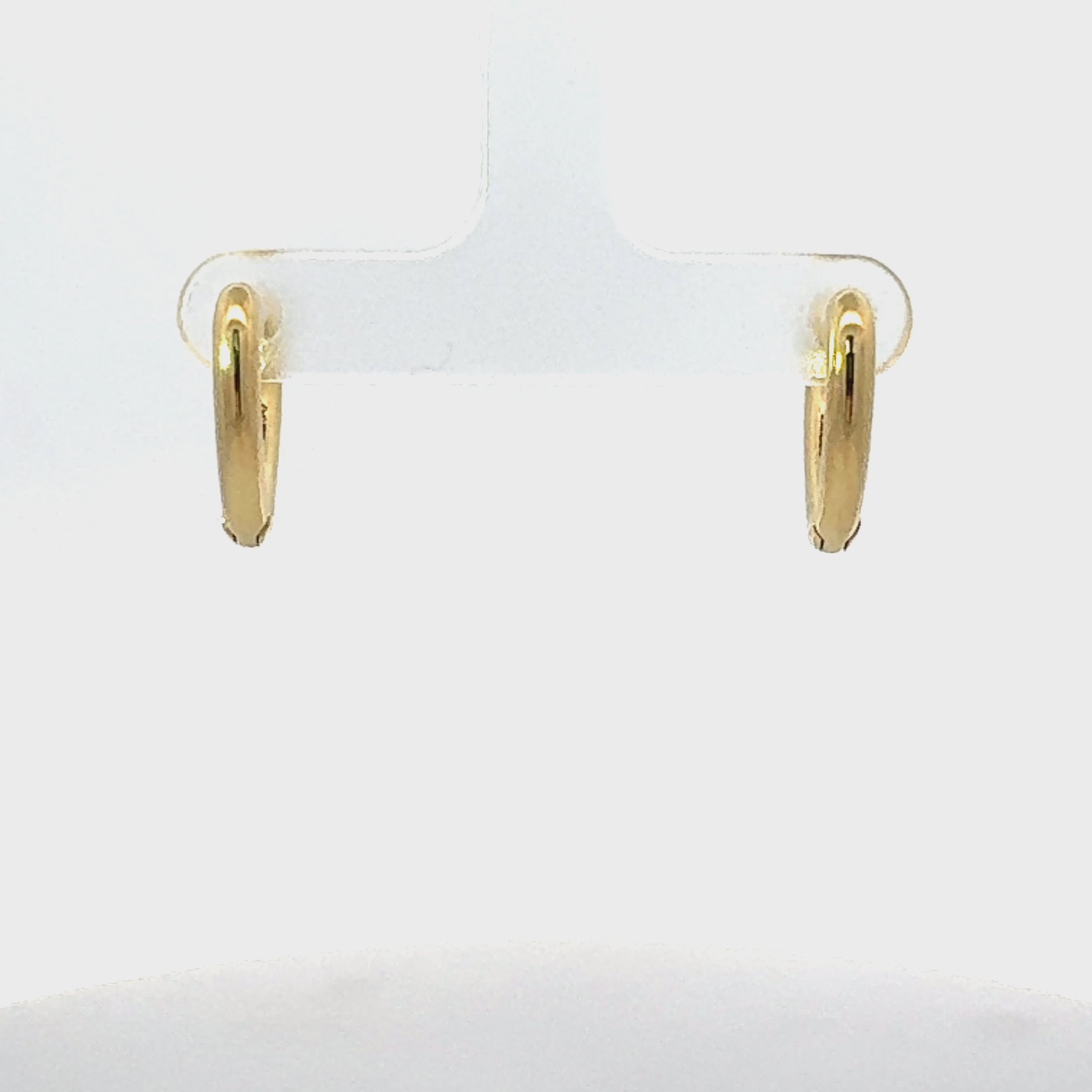 Rotating display of the earrings.