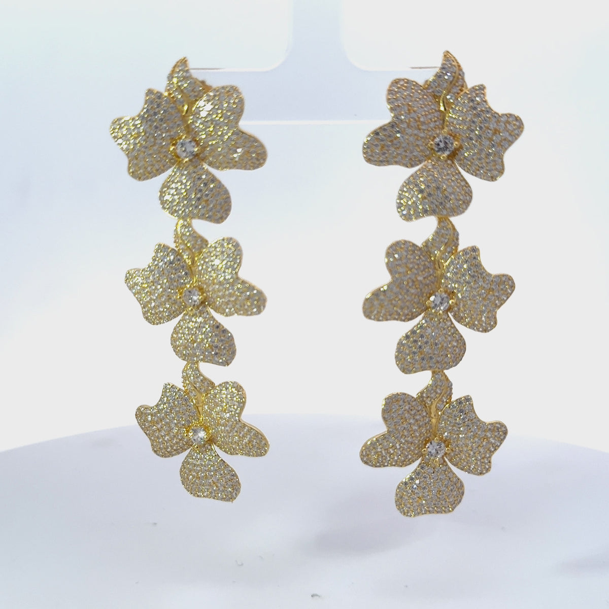 Rotating display of the earrings.