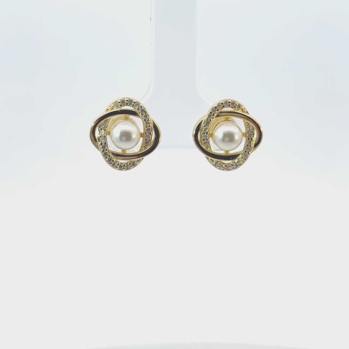 Rotating display of the earrings.