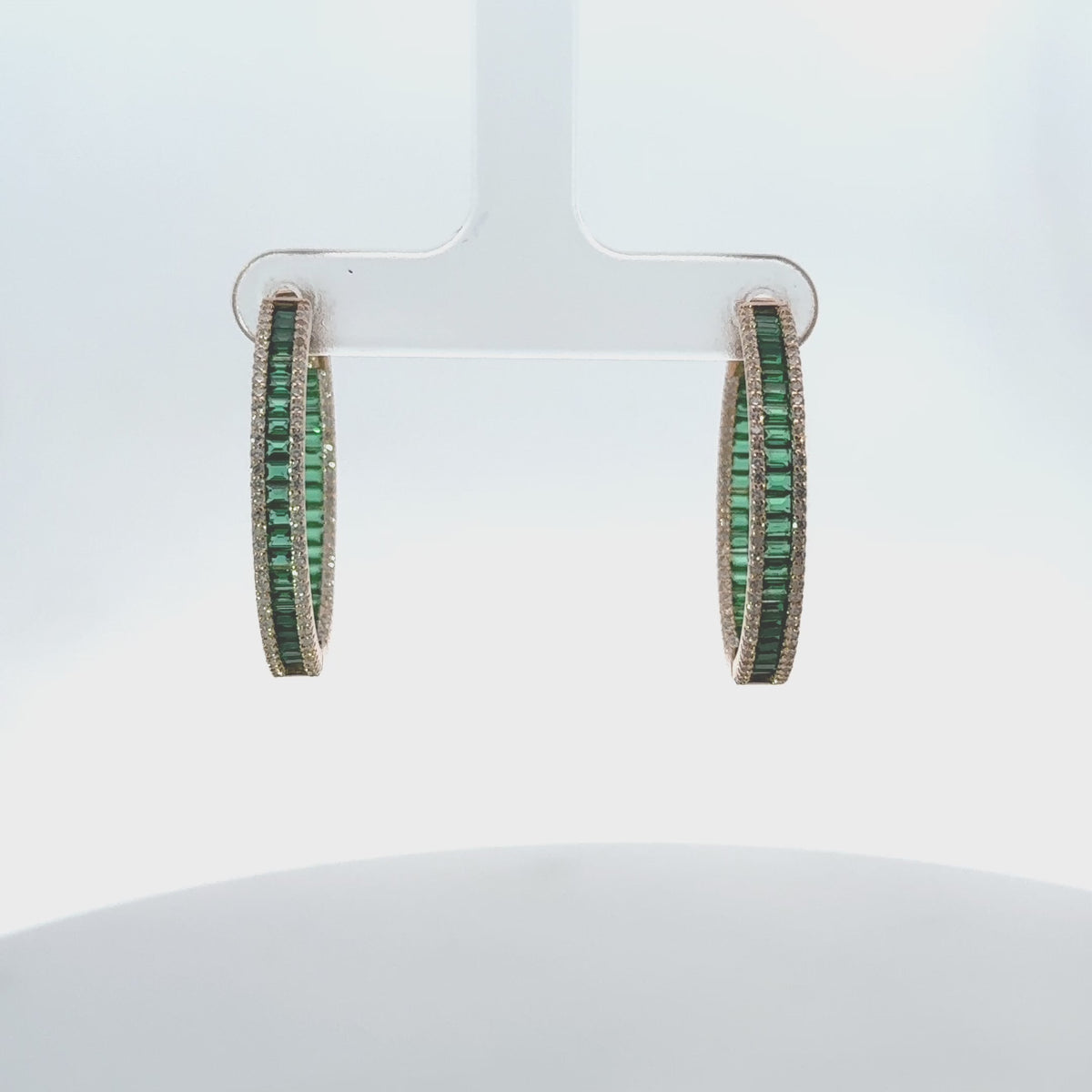 Rotating display of the earrings.