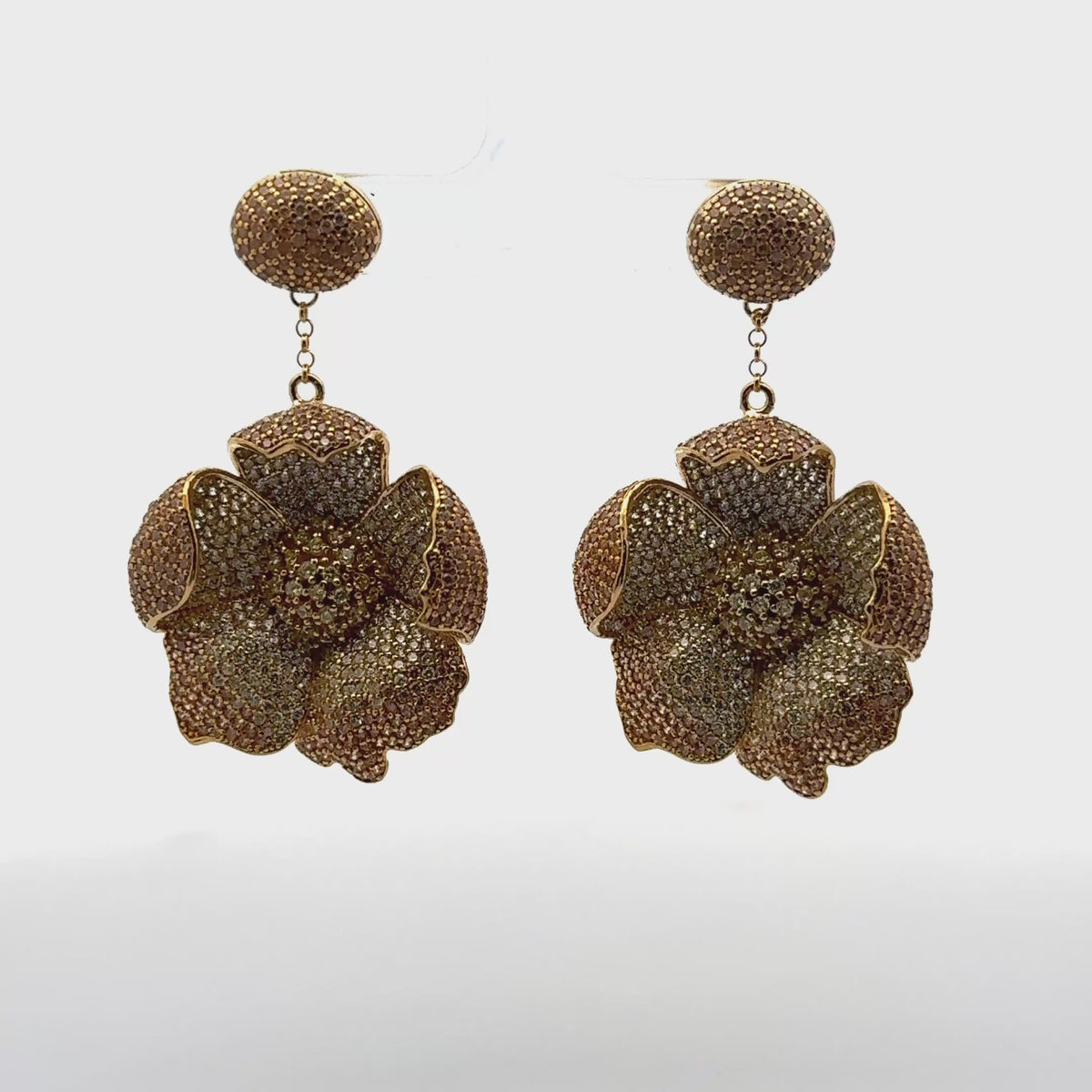 Rotating display of the earrings.
