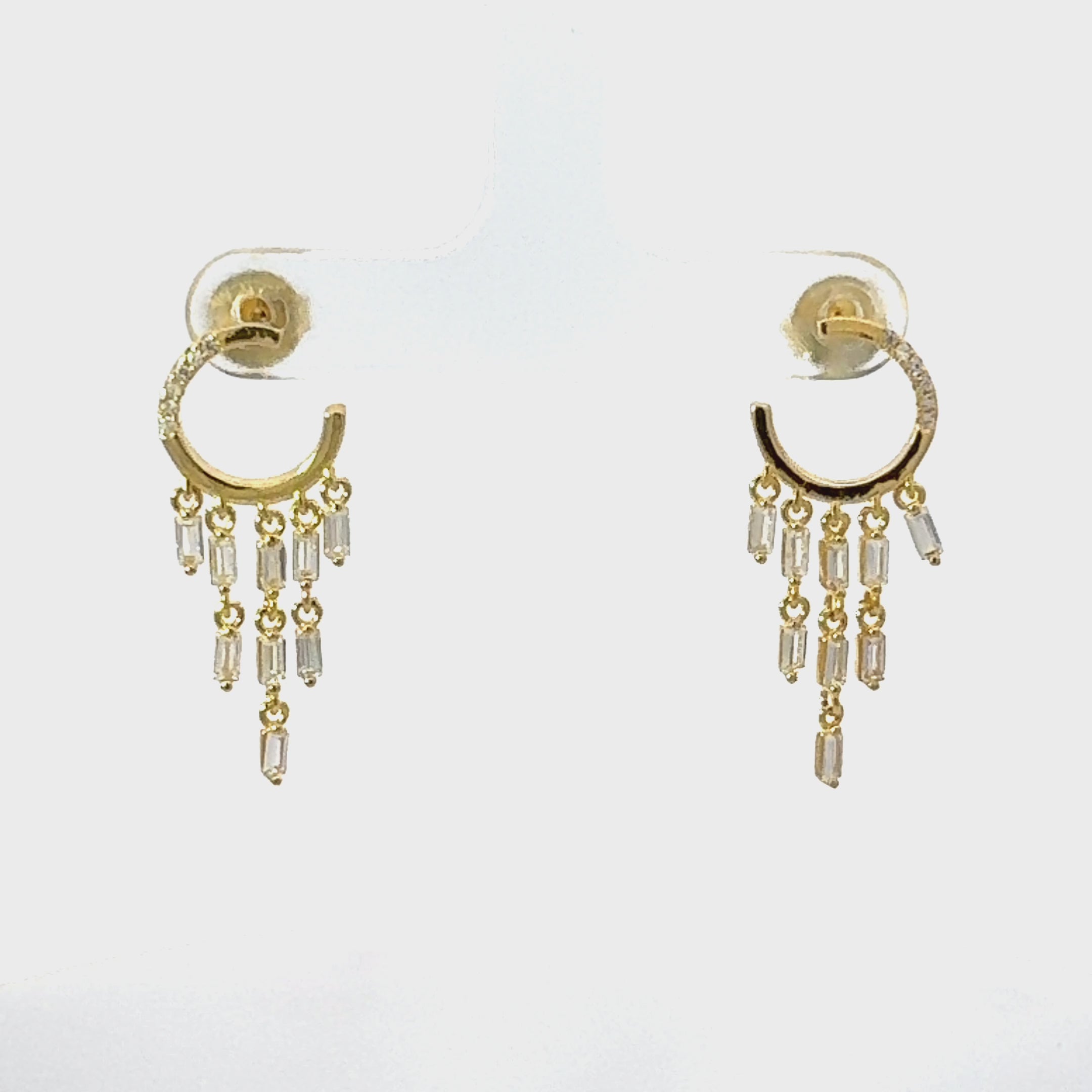 Rotating display of the earrings.