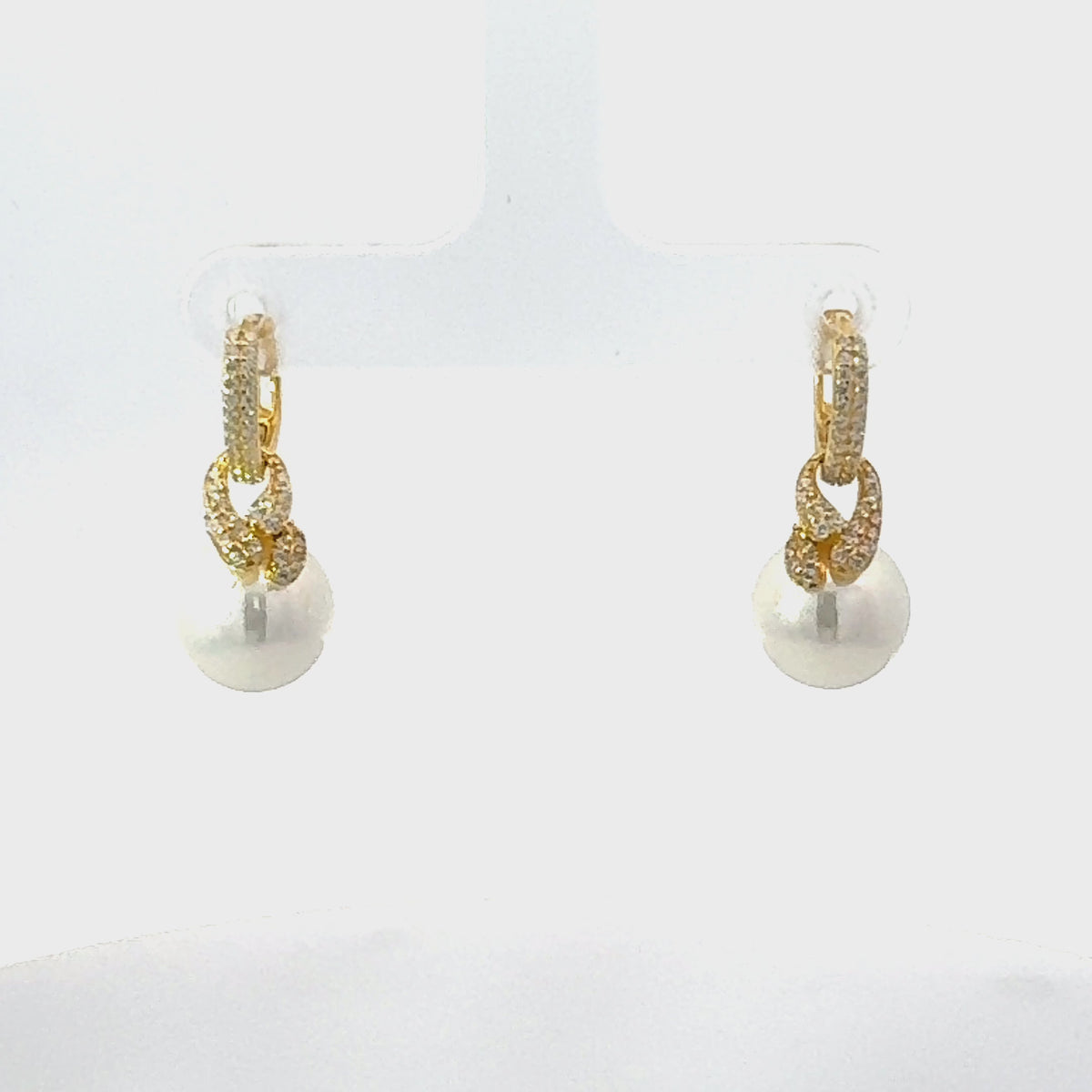 Rotating display of the earrings.