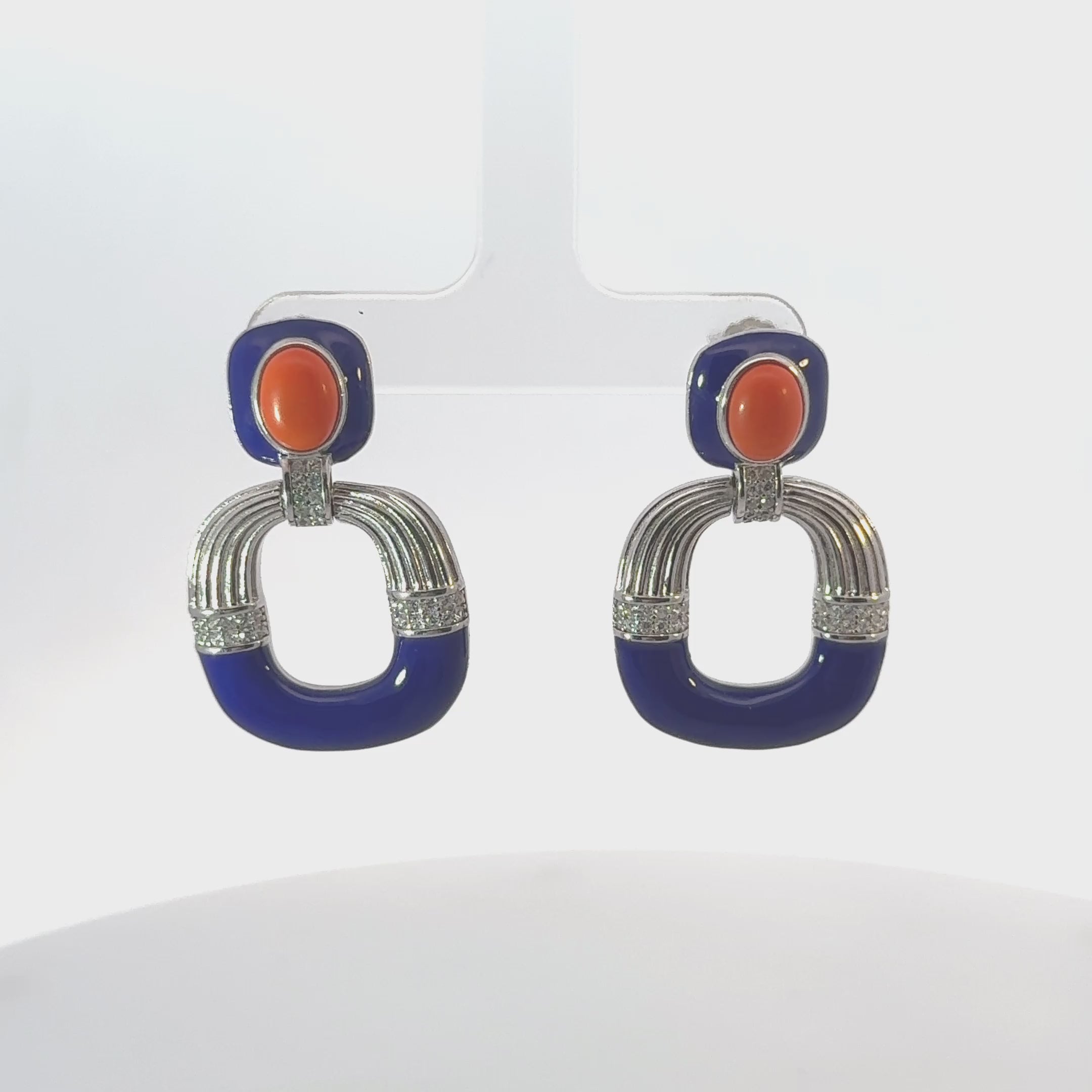 Rotating display of the earrings.