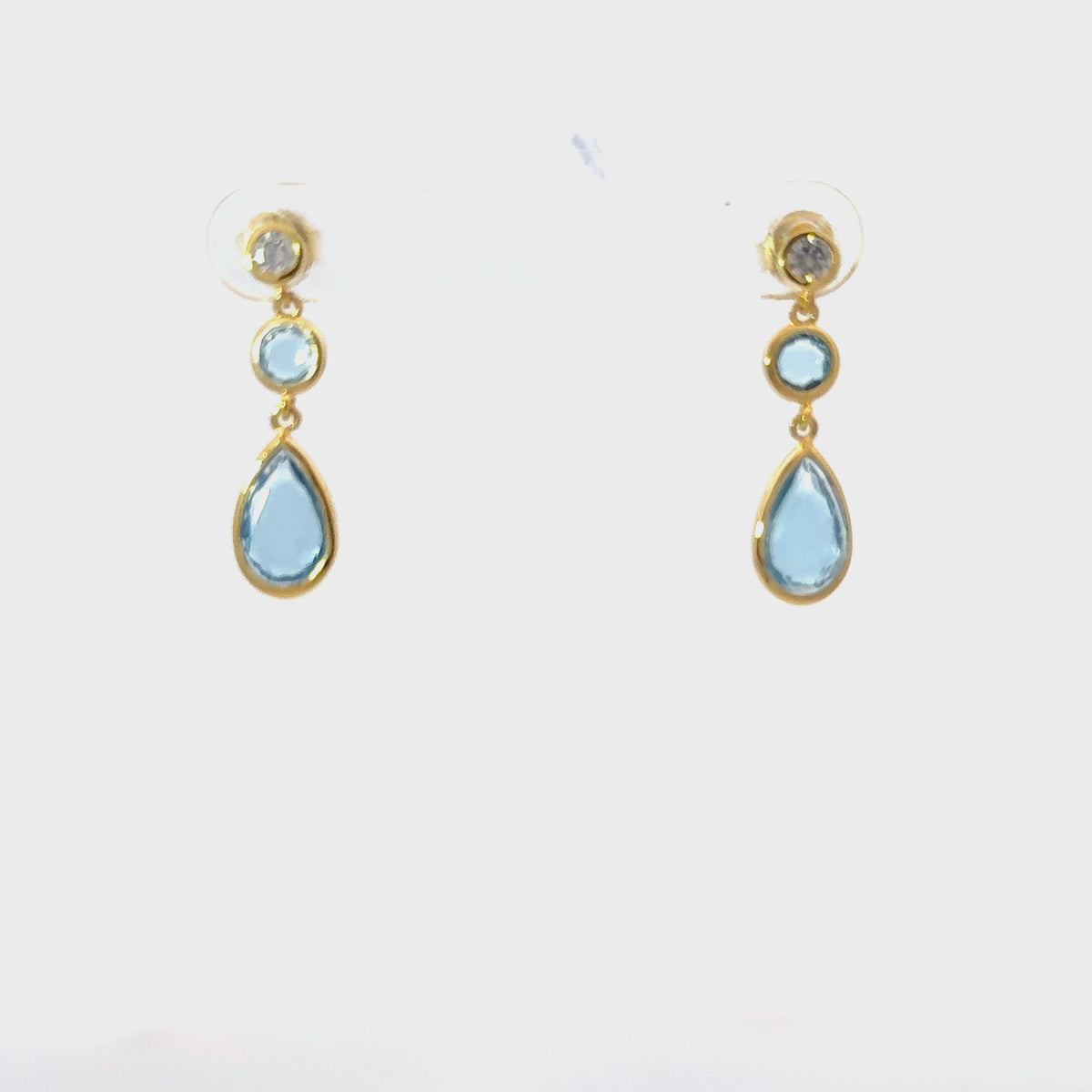 Rotating display of the earrings.