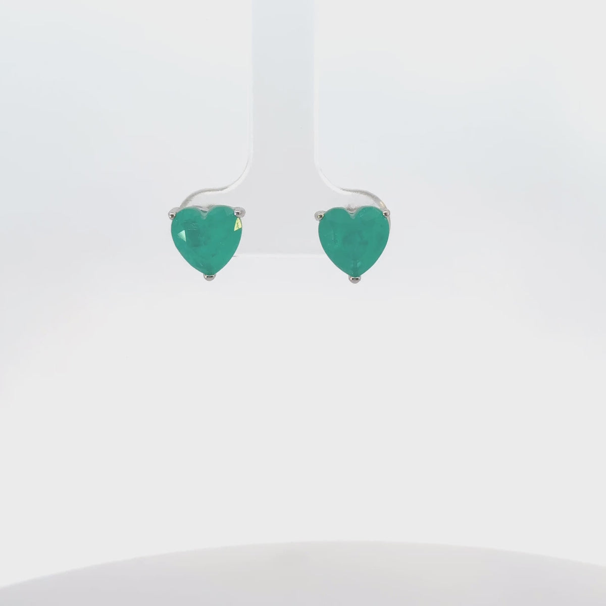 Rotating display of the earrings.