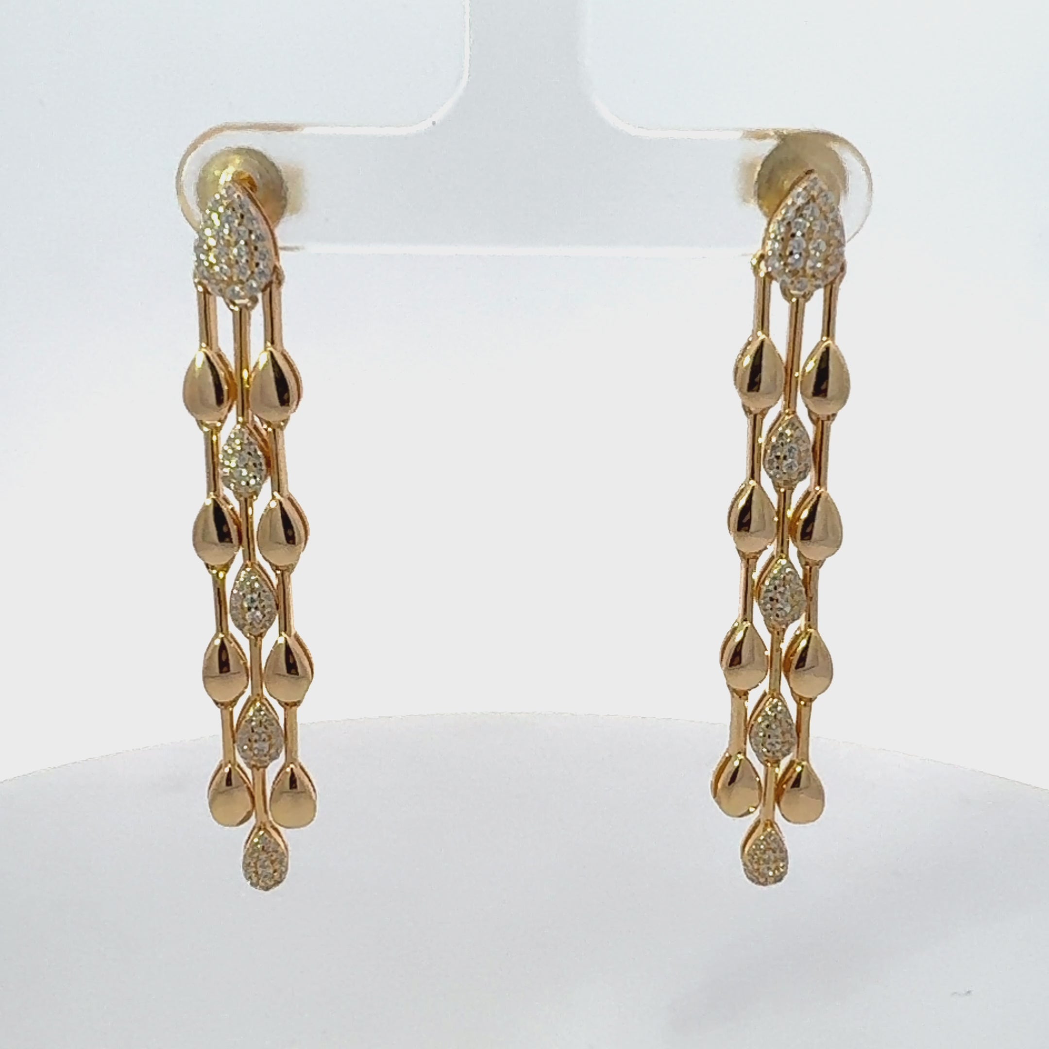 Rotating display of the earrings.